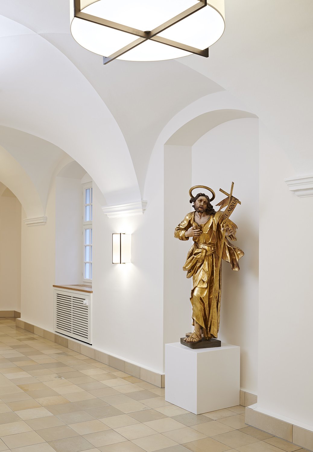 Psychosomatische-Klinik-Kloster-Diessen-Pilati-Interieurdesign-Interieurfotografie-Flur-Skulptur.jpg