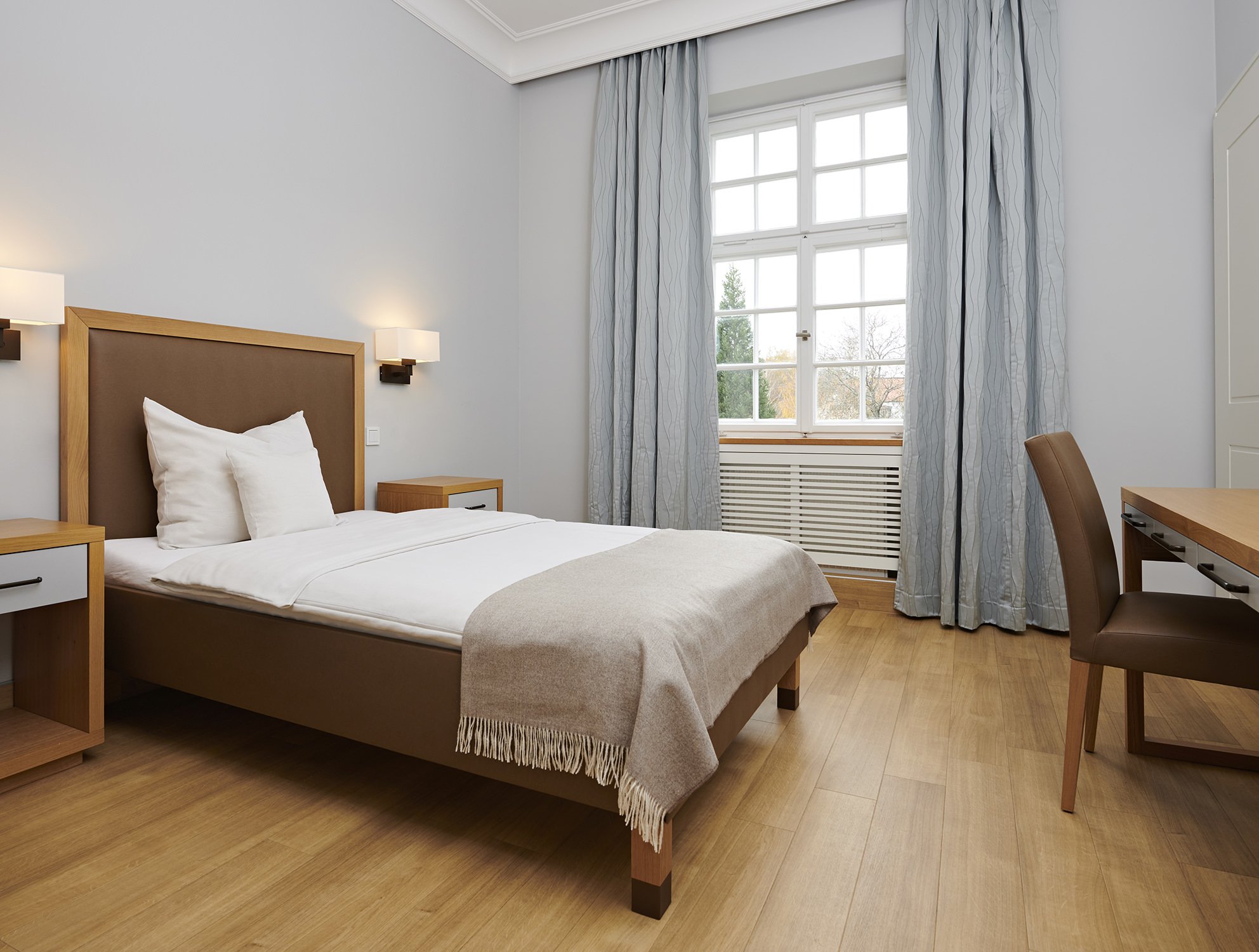 Psychosomatische-Klinik-Kloster-Diessen-Pilati-Interieurdesign-Interieurfotografie-Zimmer-Grau-1.jpg