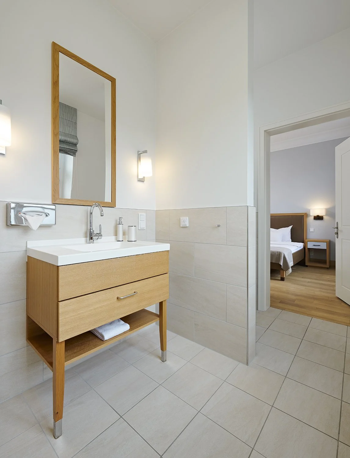 Psychosomatische-Klinik-Kloster-Diessen-Pilati-Interieurdesign-Interieurfotografie-Zimmer-Grau-Bad.jpg