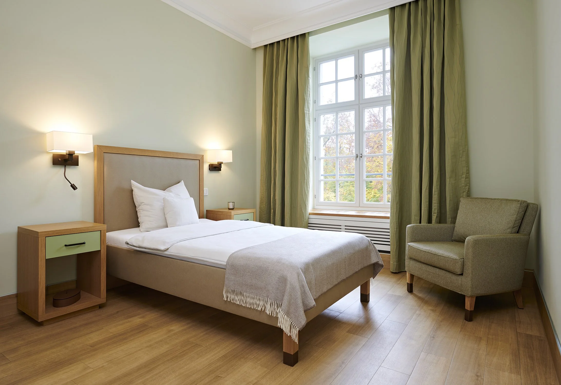 Psychosomatische-Klinik-Kloster-Diessen-Pilati-Interieurdesign-Interieurfotografie-Zimmer-Gruen.jpg