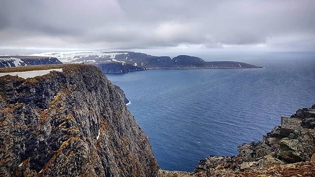 Looking out towards the northernmost point of mainland Europe from North Cape, Norway 🇳🇴🇪🇺
.
.
.
#Norway #norwaytravel #northcape #europe #travel #adventureawaits #wanderer #seascape #coolgeology #landscapephotography