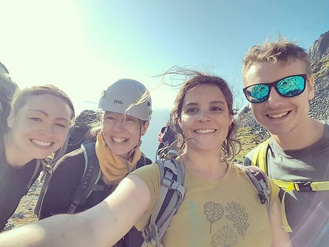 Throwback to one year ago today. 🤗 A fun day climbing in Kval&oslash;ya with great company, amazing views, and lots of sunshine! 🧗🏽&zwj;♀️🦅🐳🌞
.
.
.
.
#climbing #NorthernPlayground #ScientistsDayOff #ClimbOn #Climber #climbersofinstagram
#nordno