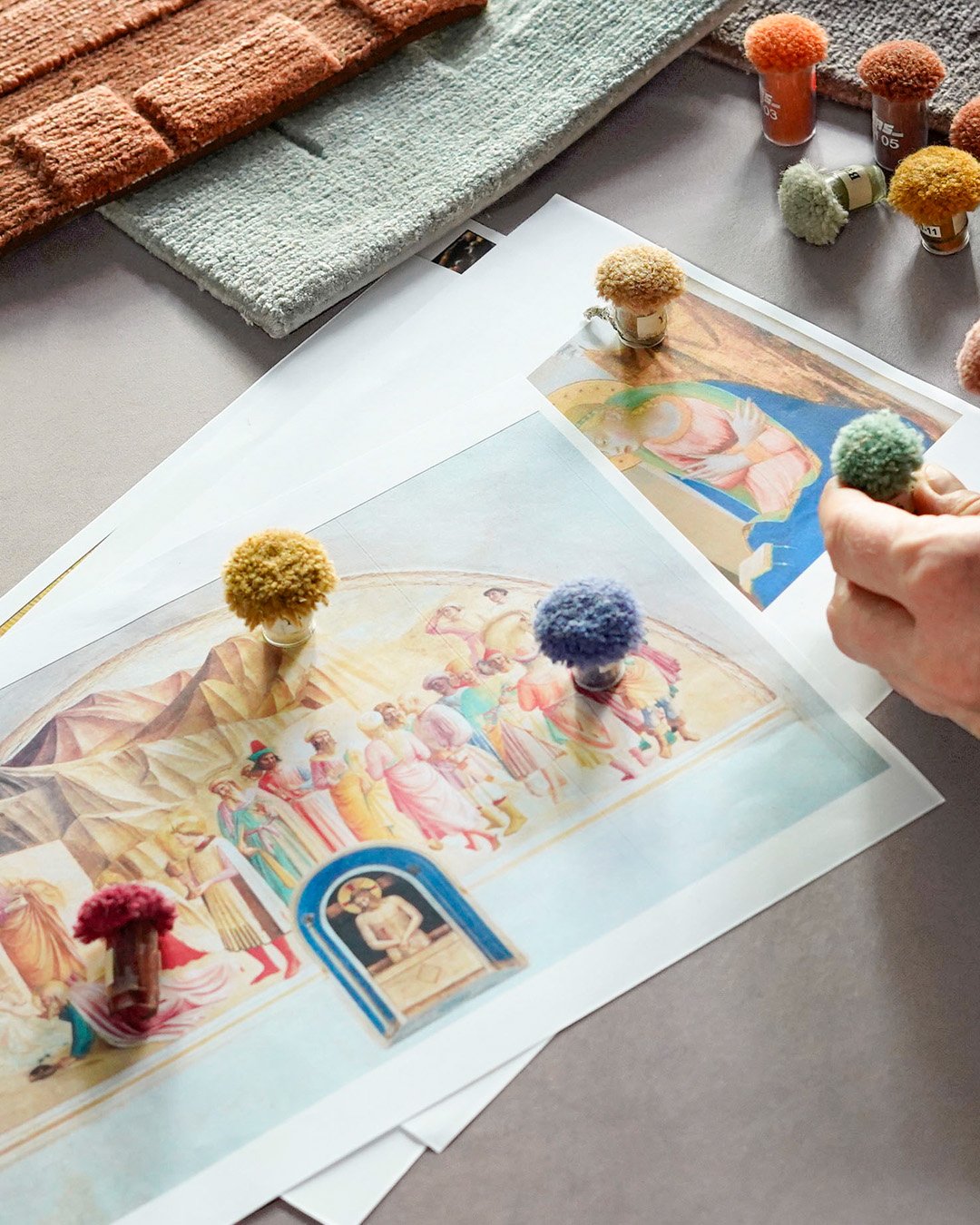 Here we want to give you another look behind the scenes of our designs. Where does inspiration come from, how do we approach our color palettes. For Classic Soumak, the images and pigments of the Renaissance were the source of inspiration.
Isn't it i