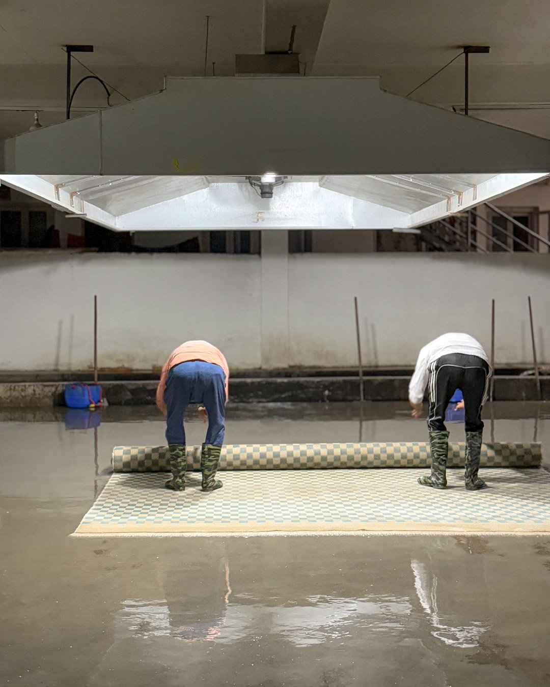 After knotting comes washing. This powerful process removes excess fibers from the rug, making it soft. We love watching the rhythmic process. 
Rug Carr&eacute; Bleu Clair

Pic Alexander Lipsius

#reuberhenning #labelstep #customrugs #bespokerugs #ha