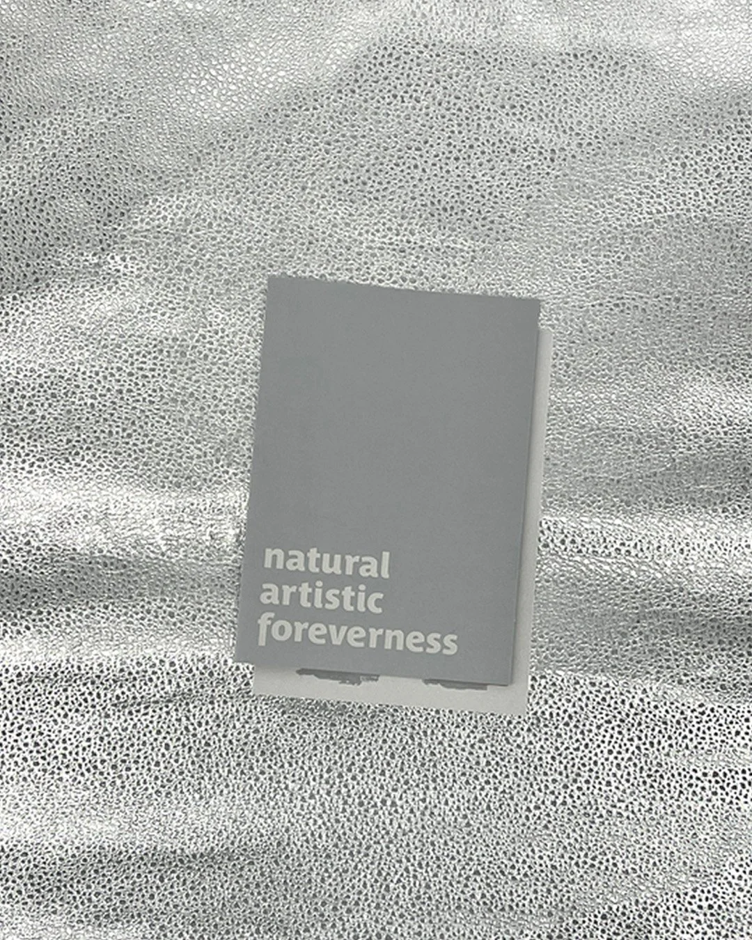 Natural Artistic Foreverness stands for an aesthetic that doesn&rsquo;t exhaust itself in fleeting moments but anchors itself deeply in our perception. It describes a form of design that emerges from natural materials, calm shapes, and intuitive crea