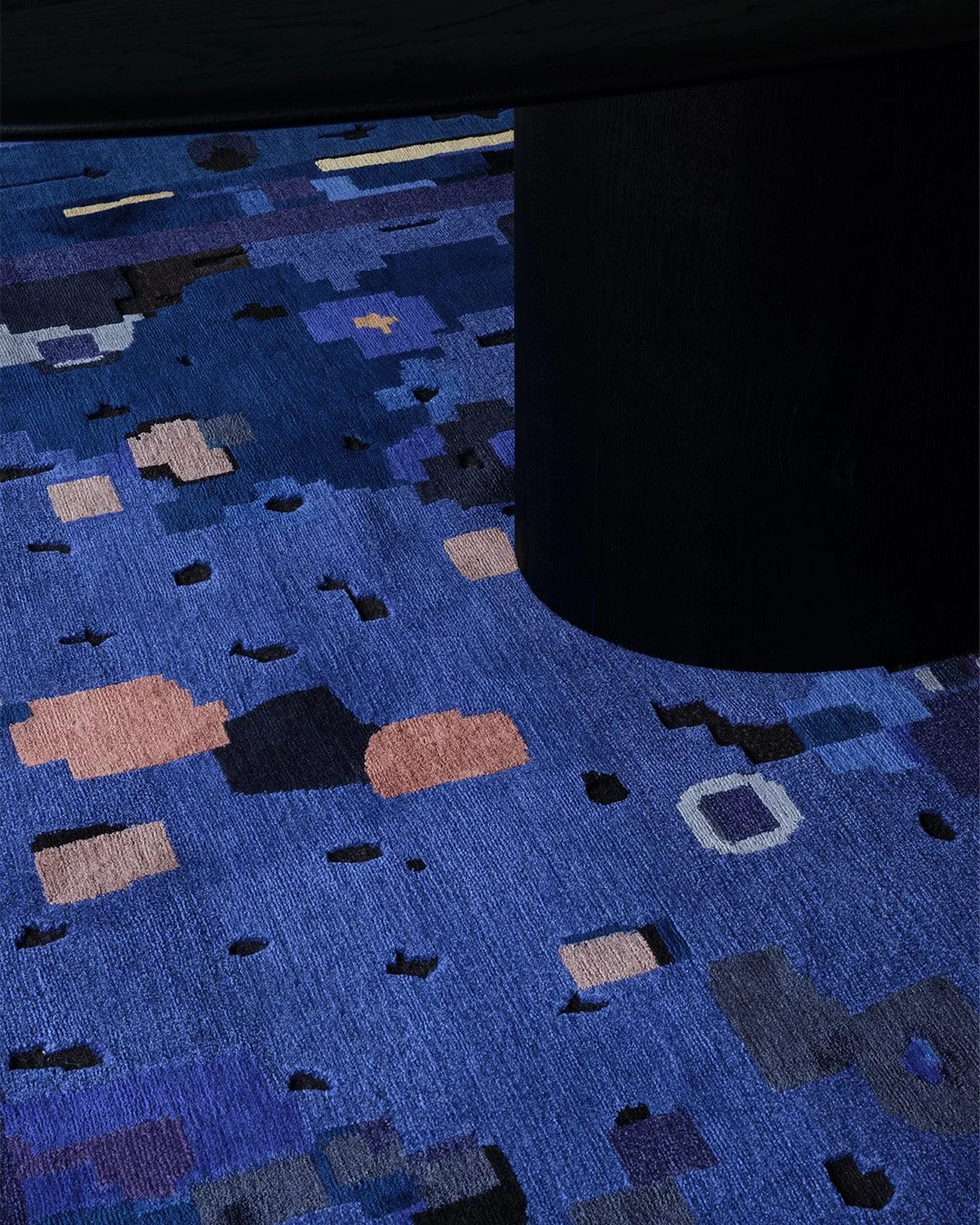 Fantaisie Impromptu Super Blue plays with organic forms that seem familiar at first &ndash; only to slip away from interpretation in the next moment. A design that hovers between the recognizable and the undefined, never allowing itself to be pinned 