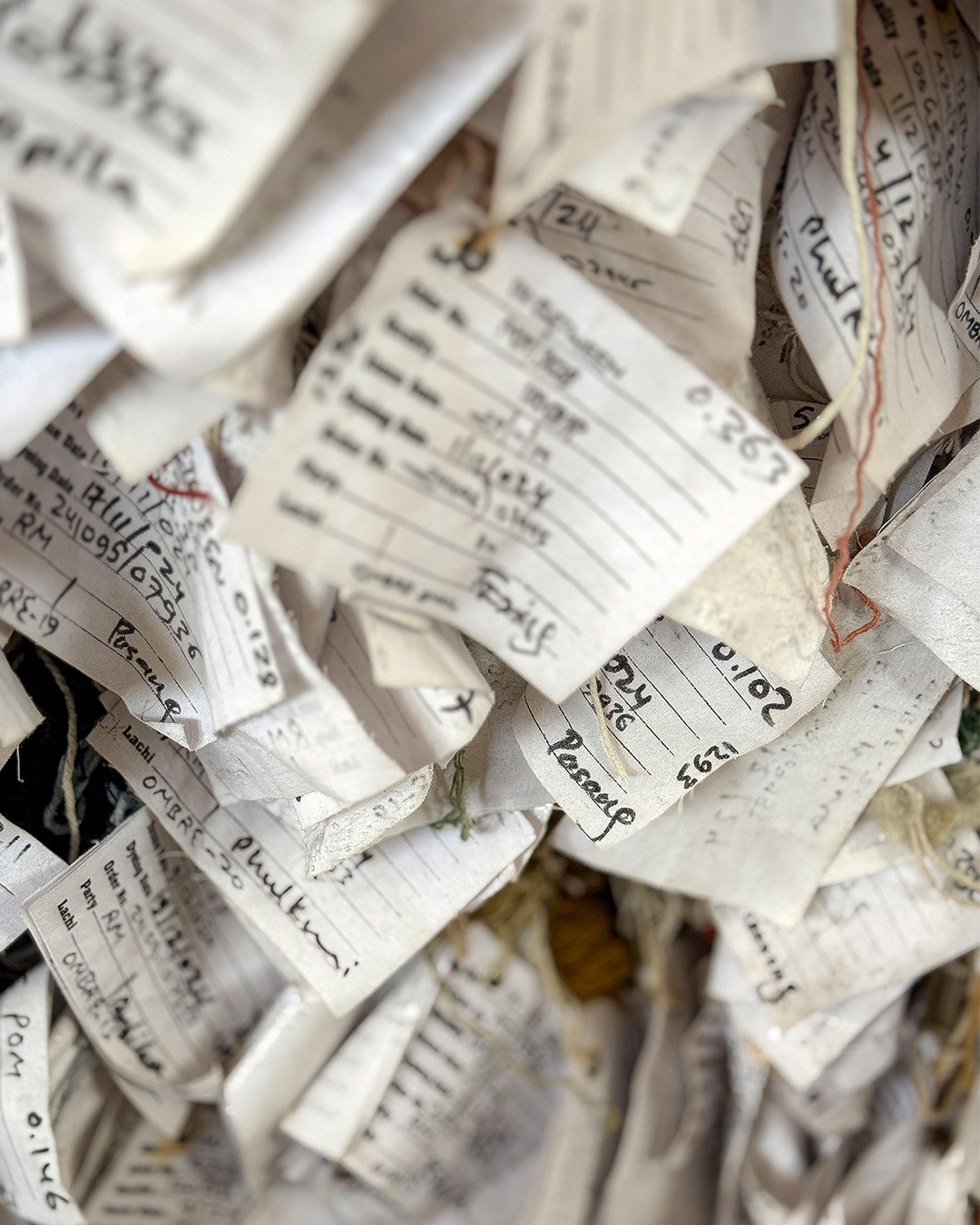 Each little sample carries all the important information on a piece of fabric.
Otherwise, we would constantly lose track of things&hellip;

pic @rene_fietzek