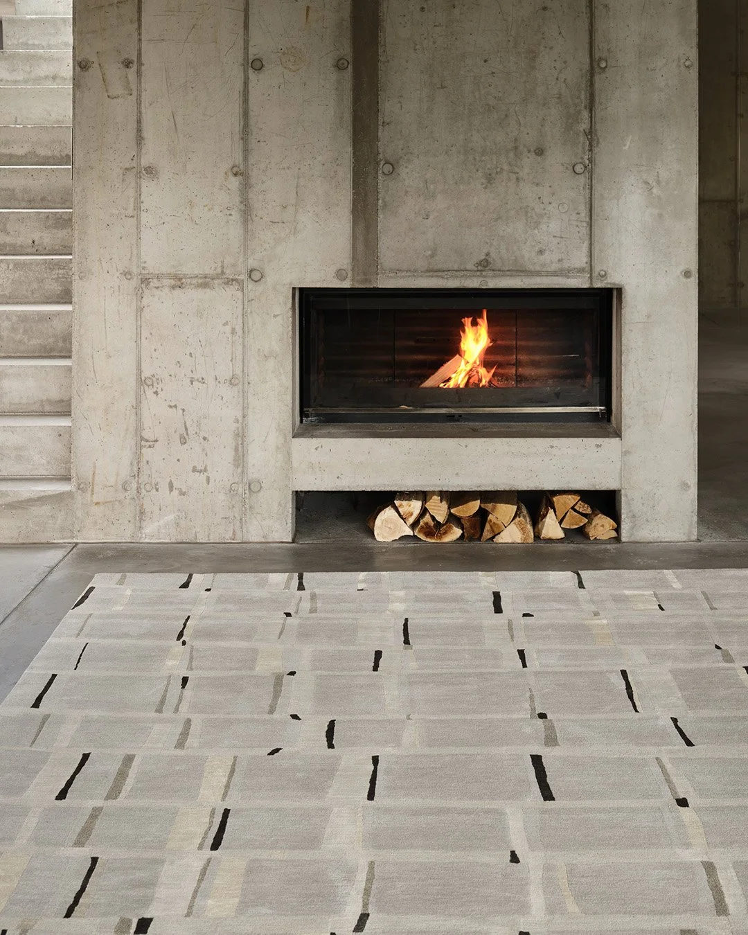 Our rugs rarely have a repeat pattern. We much prefer to draw the motifs by hand and give the hand-drawn lines plenty of room for imperfection.
Keemi, you are a much-loved design in our collection!

pic @achim.hatzius