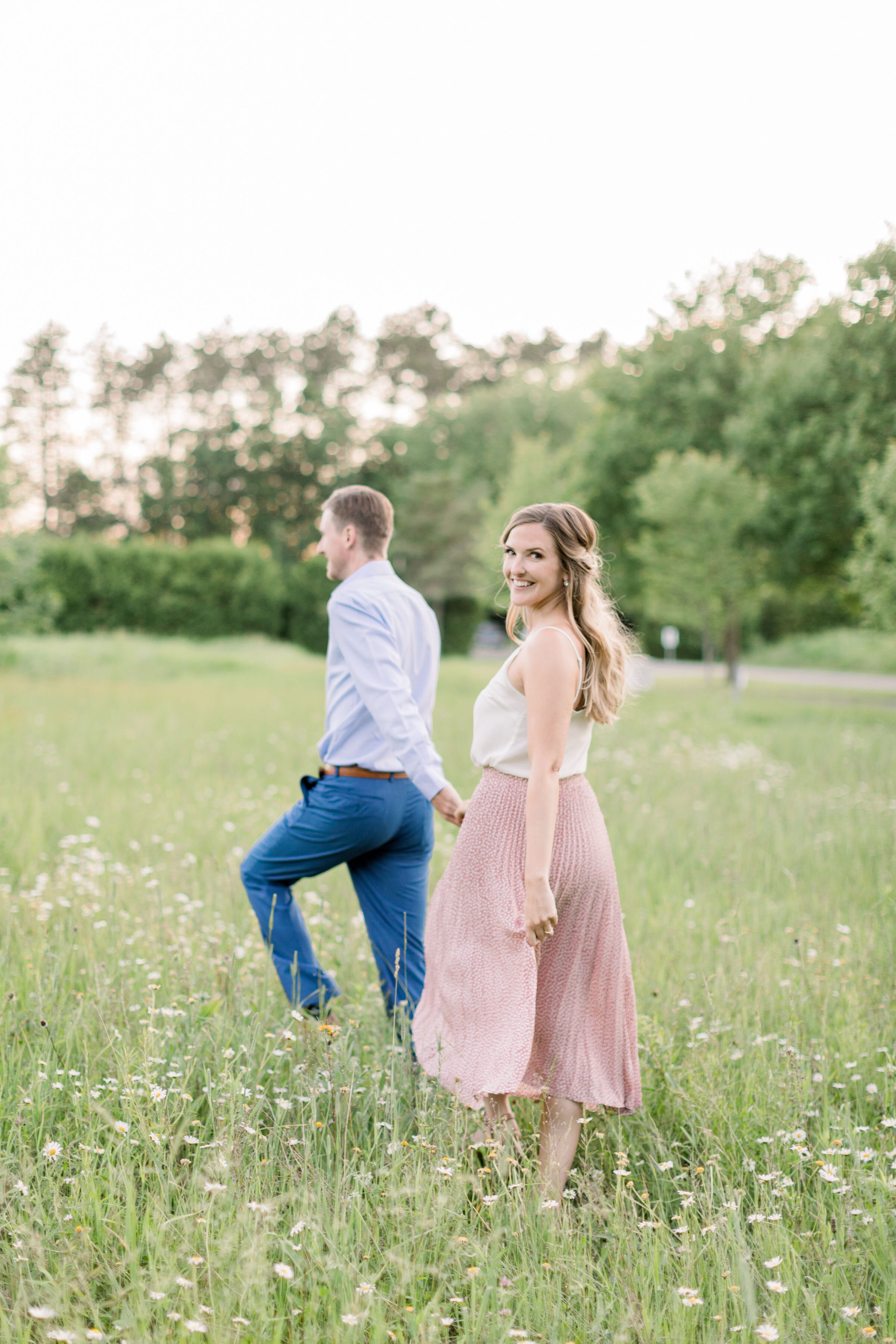  Beautiful green field with flowers for this ideal engagement photography session in Ottawa, ON by Chelsea Mason Photography. outdoor photography locations in ottawa green fields with flowers in ottawa perfect outdoor locations in ottawa outdoor enga