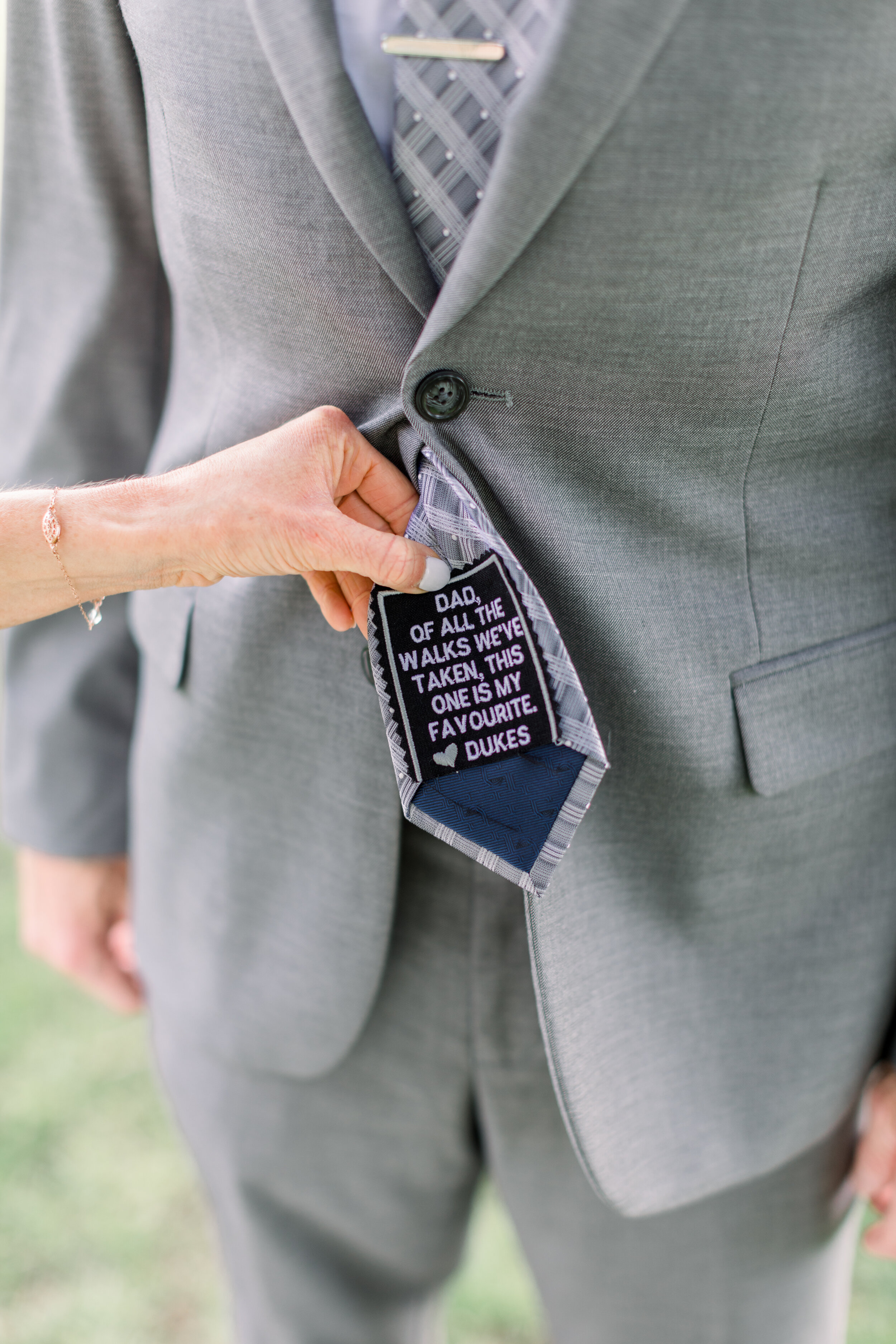  A special gift to the Father of the Bride from his daughter for her special day in Kinmount, Ontario with Chelsea Mason Photography. Father of the bride wedding day details necktie personal gift brides gift inspo gray suit wedding nails canada weddi