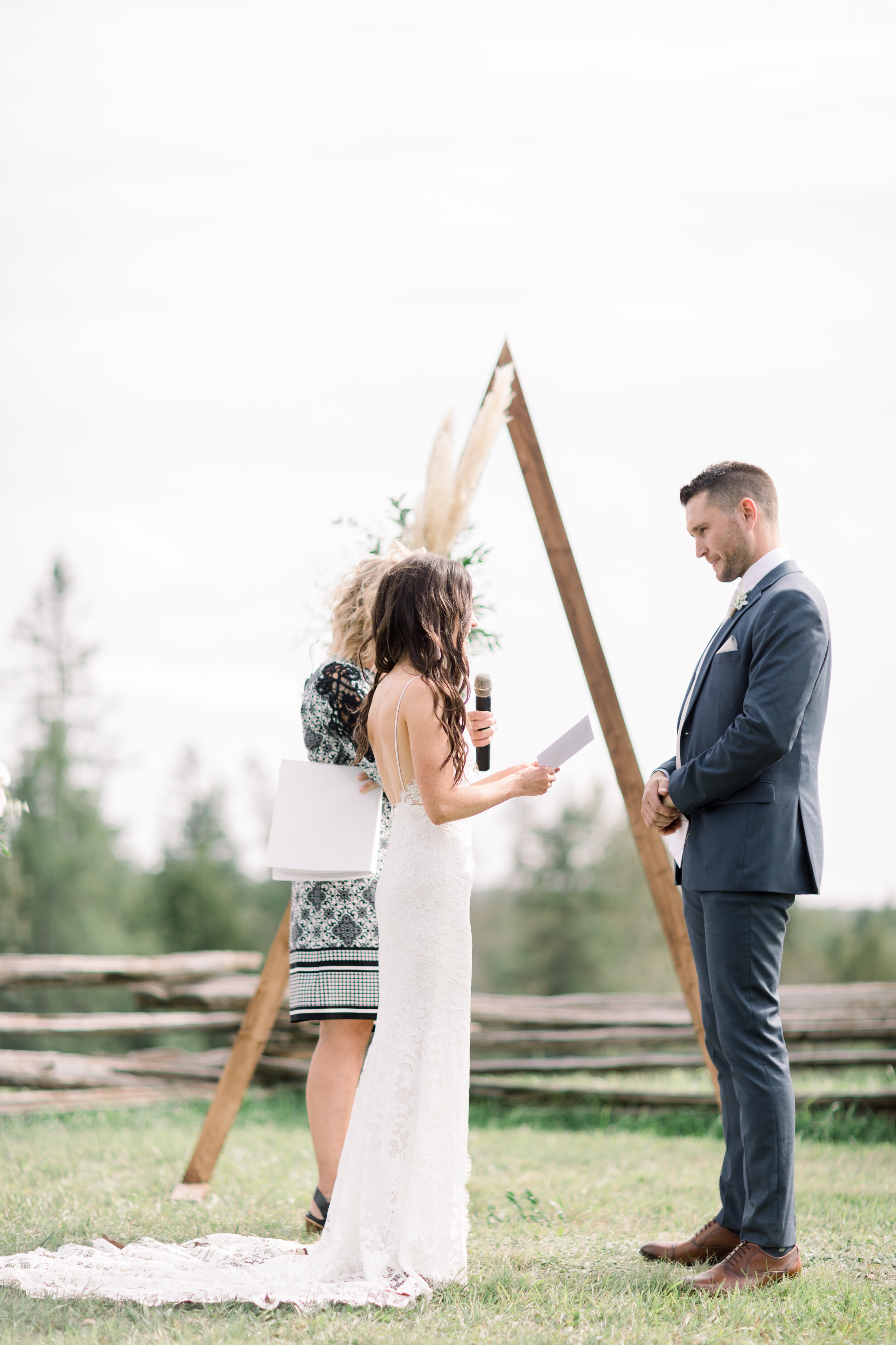  The bride and groom exchange vows to each other in this stunning outdoor wedding in Ottawa, Ontario with Chelsea Mason Photography. Bride and groom vows i love you marriage wedding day details ceremony backyard outdoor wedding inspo ontario wedding 