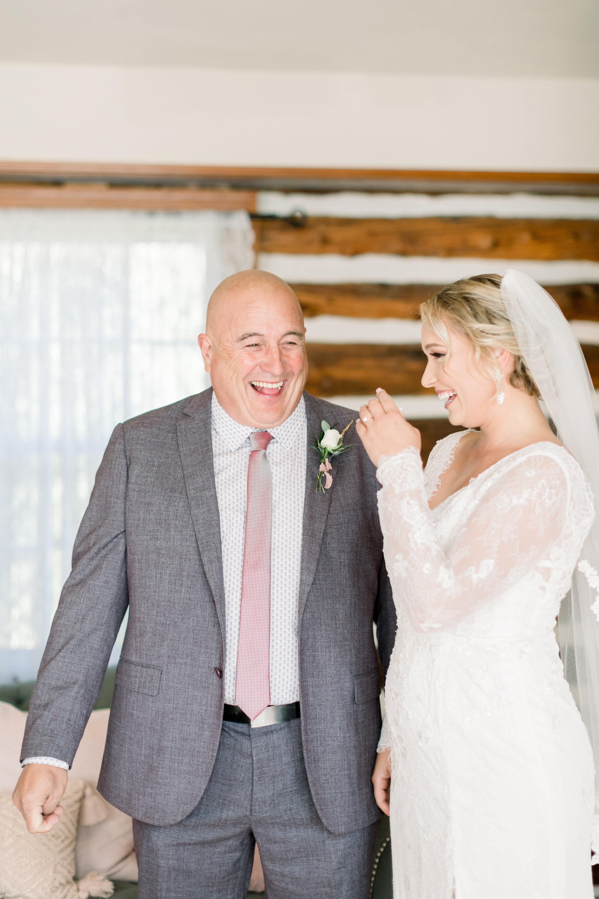  Beautiful ottowa bride in a longsleeve lace wedding wedding dress and a mid-length veil doing a first look with her dad at stonefields estates in ottowa. First look wedding photography with father daddy daughter wedding photography wedding dress ins