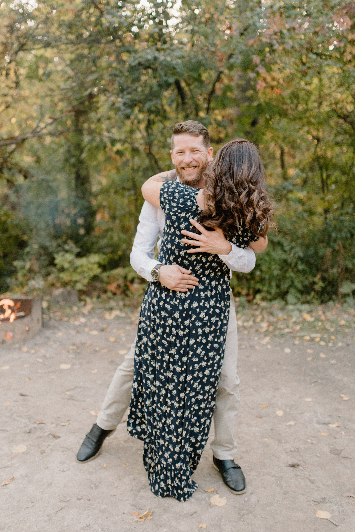  During this camping engagement session in the woods, Ontario, Canada’s Chelsea Mason Engagement this couple embrace and laugh. Hugging engaged couple, camping engagement session, wooded engagement session ontario canada, formal engagement outfit ins