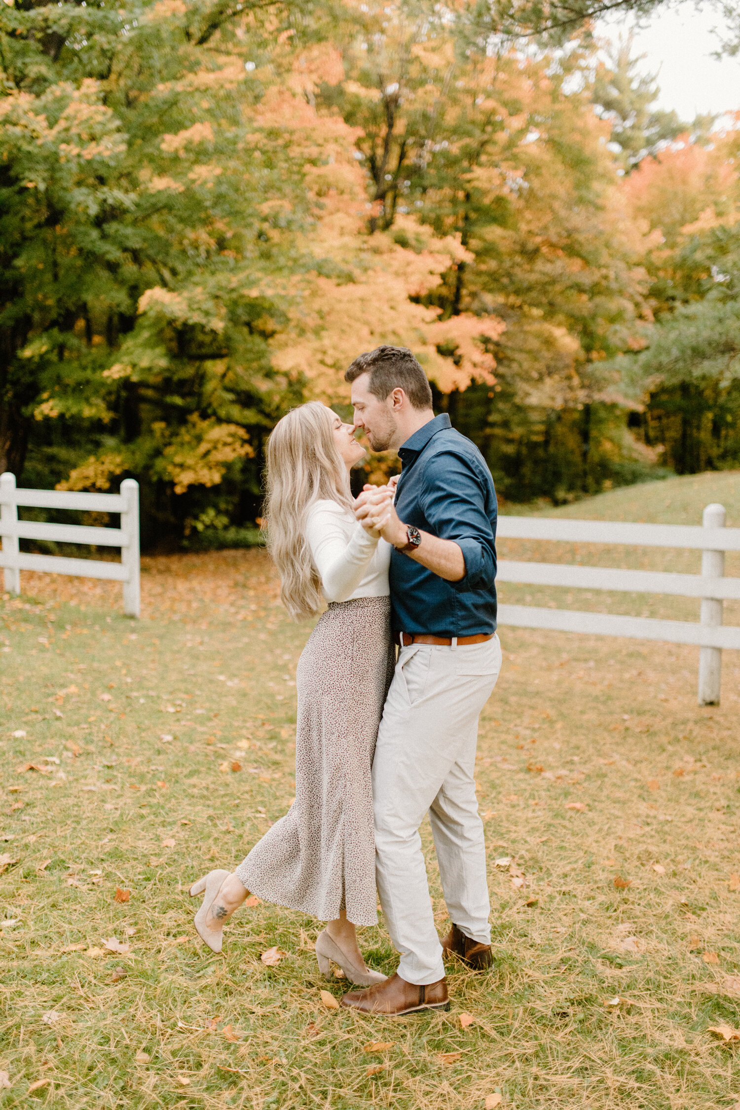  During this romantic autumn engagement session in Quebec, Canada, Chelsea Mason Photography captures this couple holding hands and leaning in for a romantic kiss. autumn leaves engagement session, quebec canada engagement photographer, womens neutra