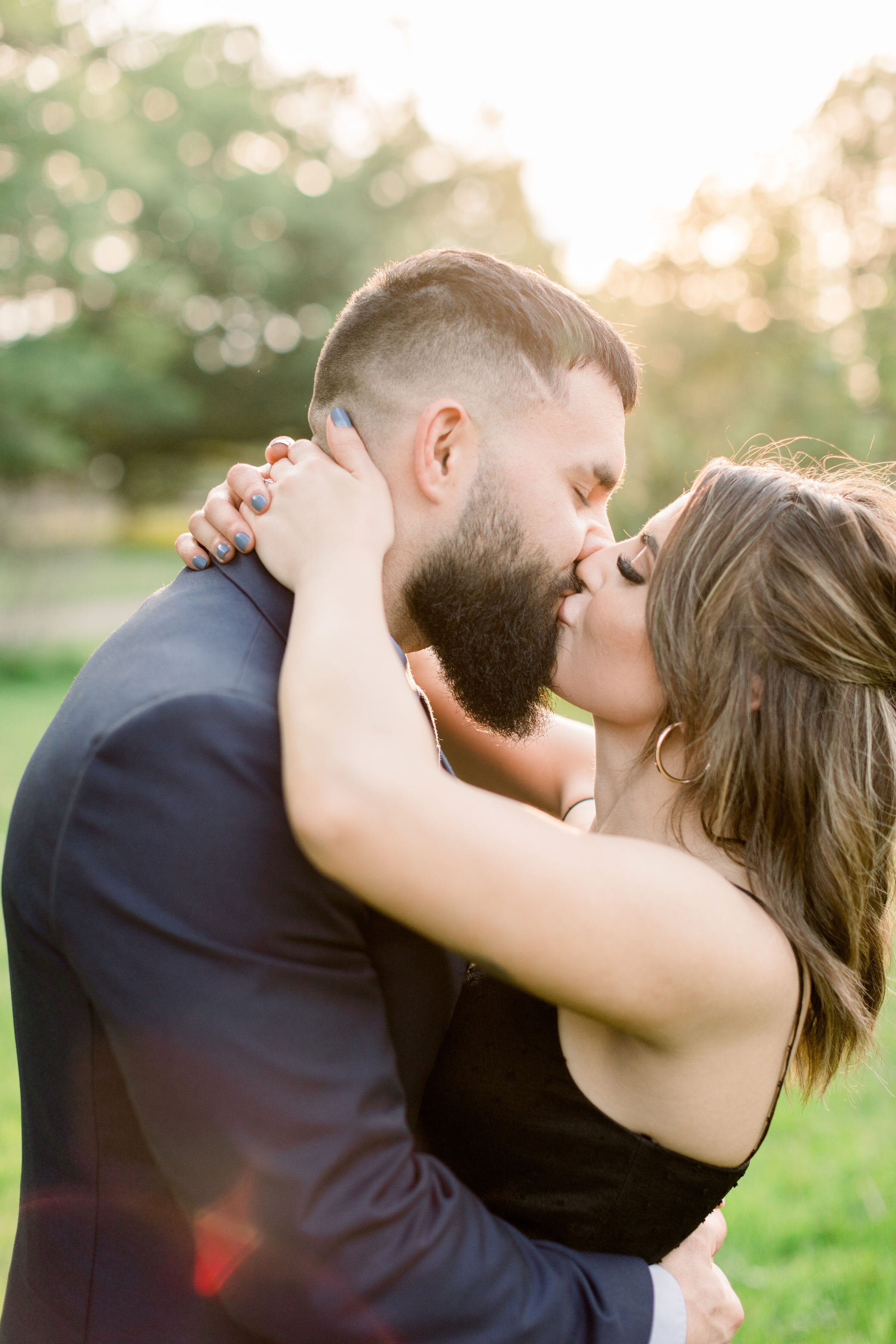  During this park engagement session in Ottawa, Canada, Chelsea Mason photography captures this couple romantically kissing during this session. women's gray blue acrylic nails women's shoulder length hair with gold barrette kissing couple #ChelseaMa