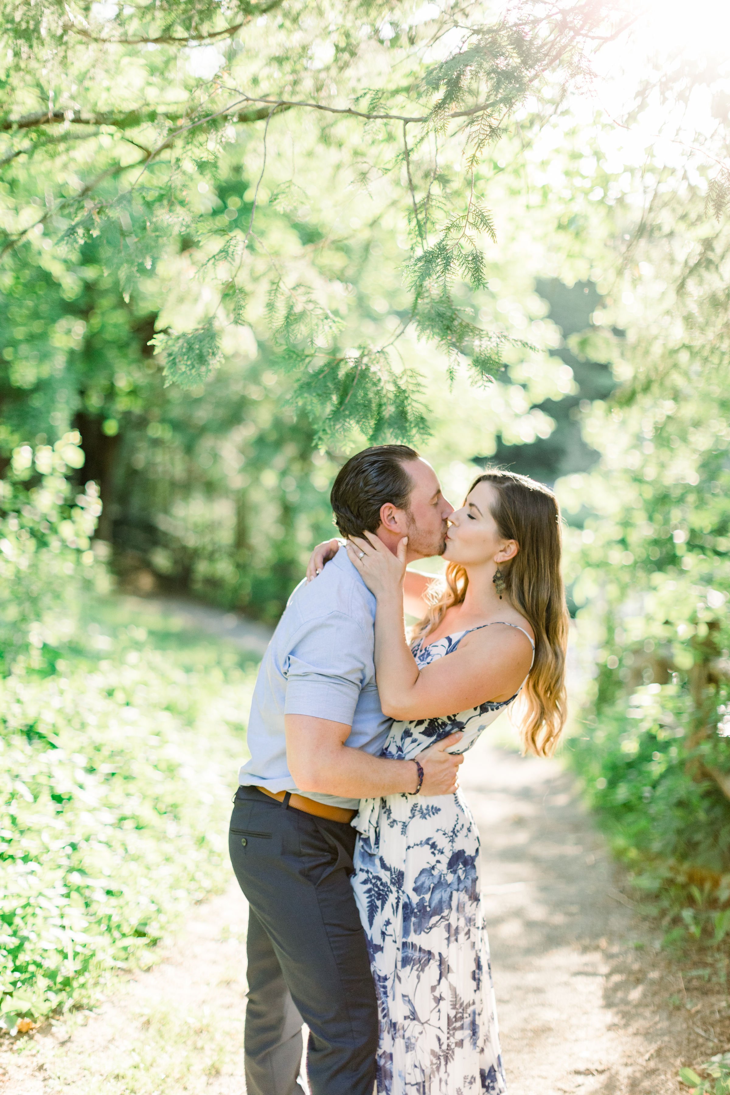  Chelsea Mason Photography captures fiances kissing with beautiful sunlight surrounding them. engagements in the woods kissing pic #chelseamasonphotography #chelseamasonengagements #OttawaEngagements #Almonteengagementphotographer #outdoorengagments 