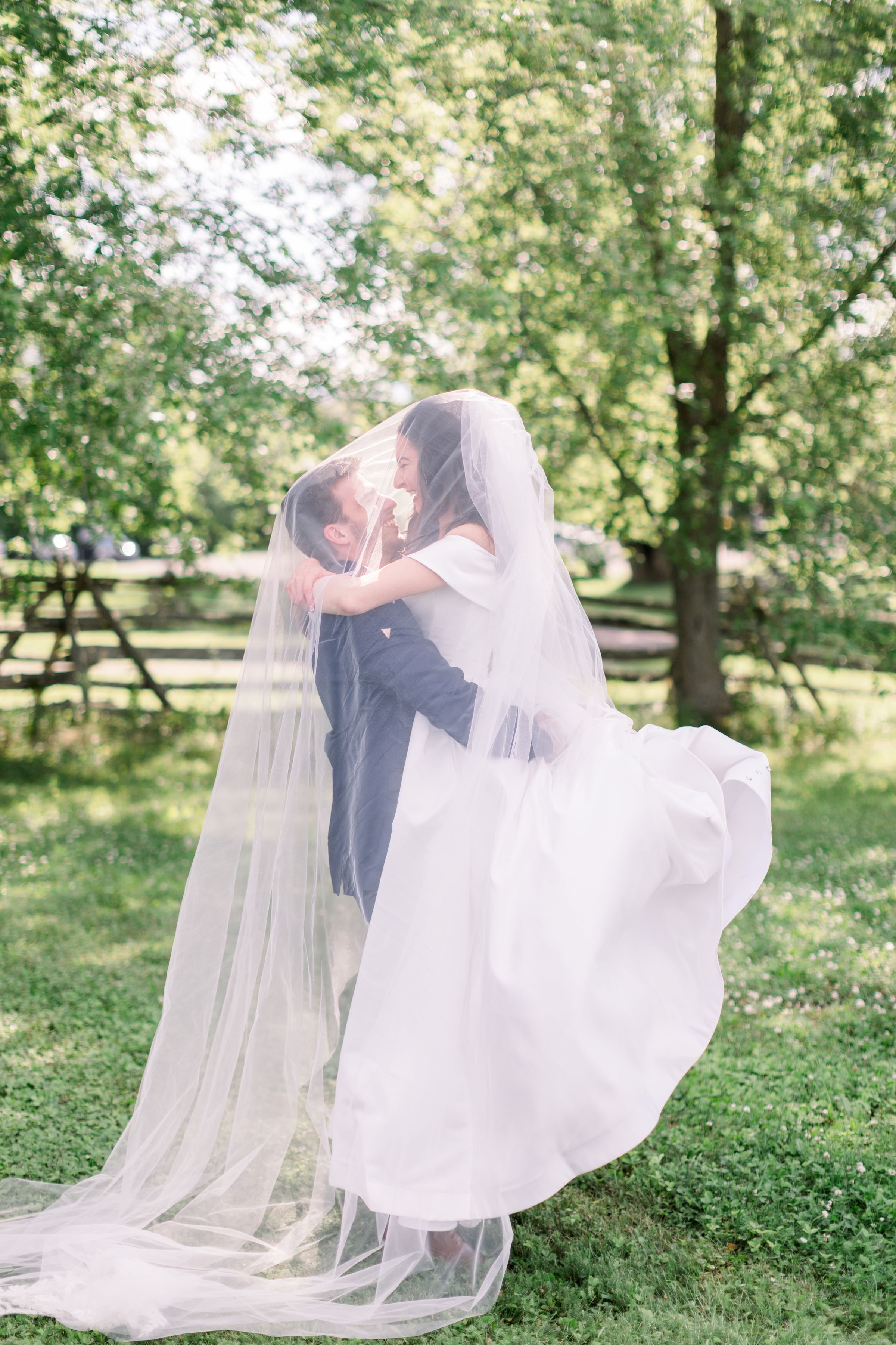  With a sheer full-length veil around them a bride and groom kiss by Chelsea Mason Photography. veil kissing pictures #Chelseamasonphotography #Chelseamasonweddings #Onatarioweddings #EvermoreweddingsAlmonte #Ontarioweddingphotographers 