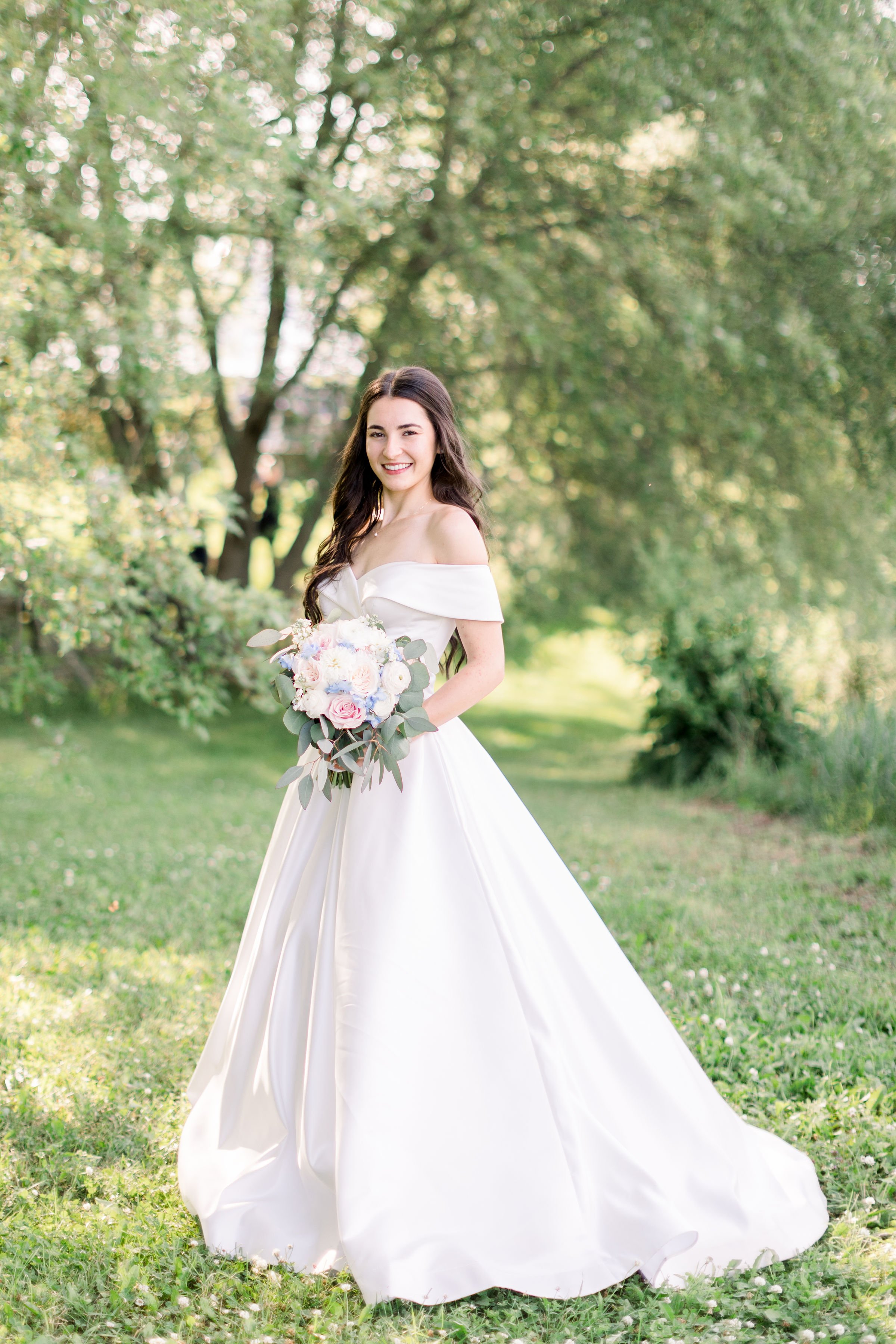  Chelsea Mason Photography captures a bride in an off-the-shoulder wedding gown in Ontario. summer wedding dress bridal portrait #Chelseamasonphotography #Chelseamasonweddings #Onatarioweddings #EvermoreweddingsAlmonte #Ontarioweddingphotographers 