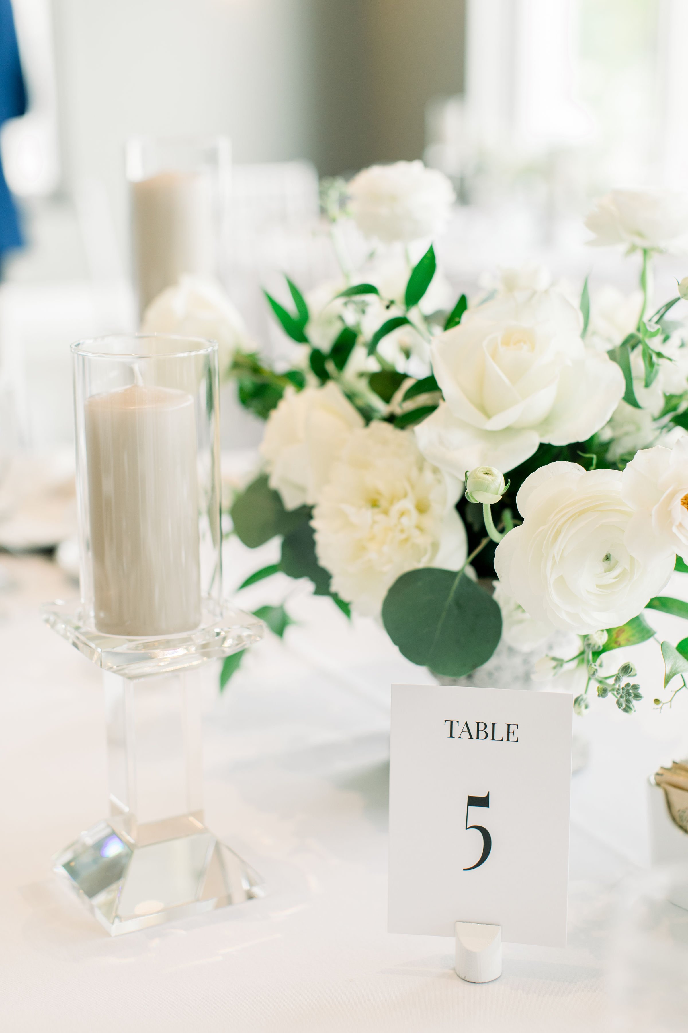  White wedding luncheon table with fresh florals and candles in Quebec with Chelsea Mason Photography. white luncheon tables #Quebecweddings #elegantoutdoorwedding #Quebecweddingphotographers #Chelseamasonphotography #Chelseamasonweddings 