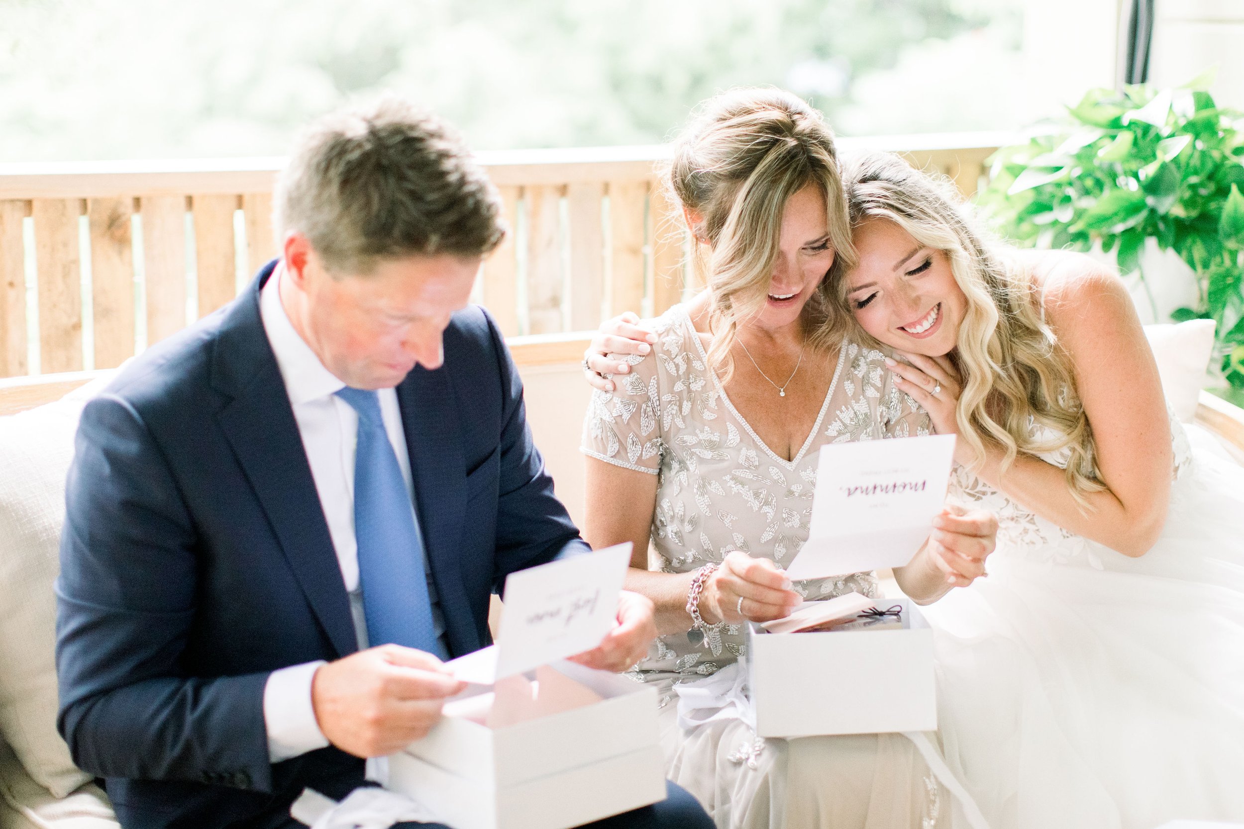  The father and mother of the bride read notes from the bride before the wedding by Chelsea Mason Photography. wedding details notes mom #Quebecweddings #elegantoutdoorwedding #Quebecweddingphotographers #Chelseamasonphotography #Chelseamasonweddings