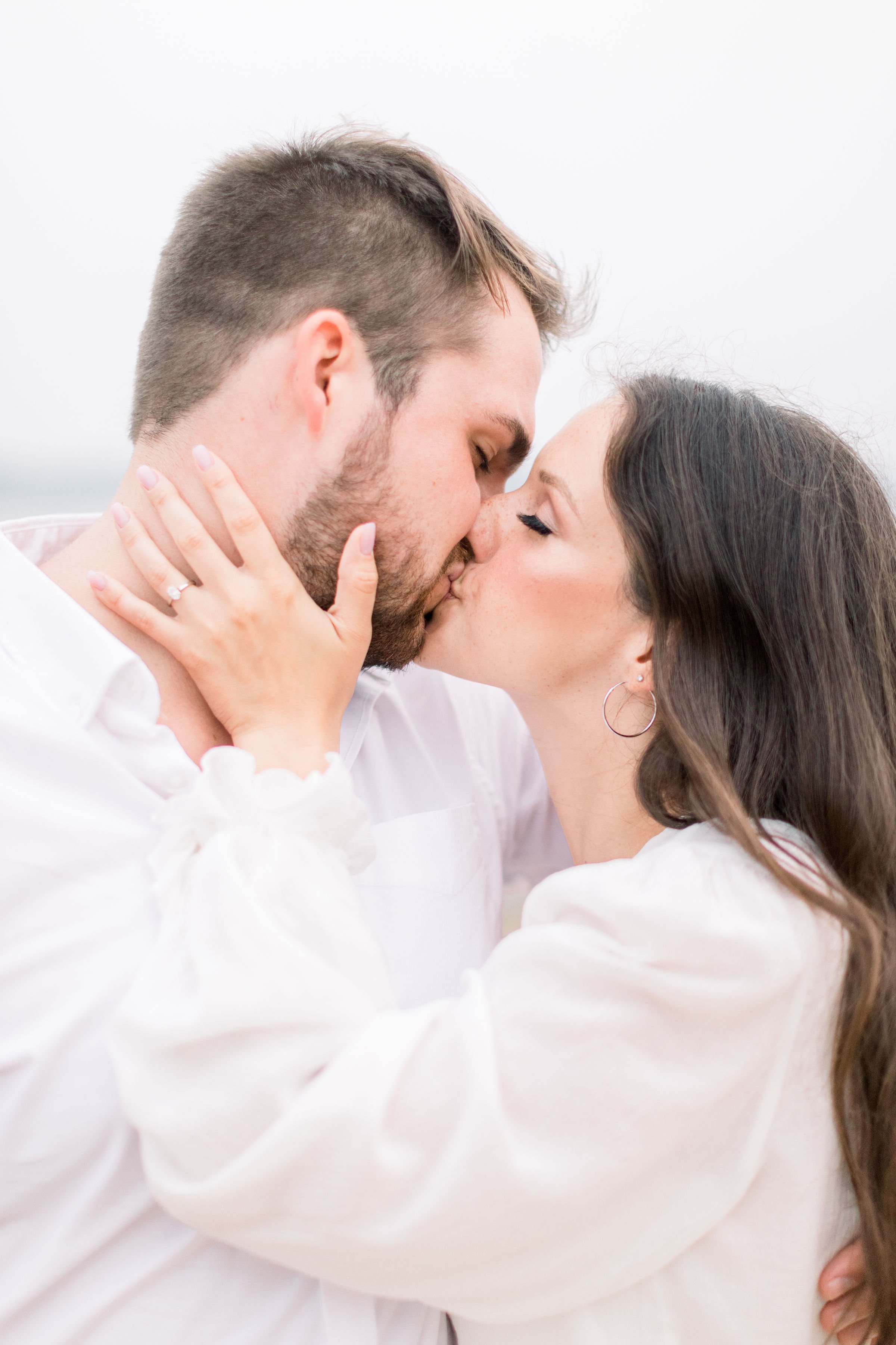  Bright and airy portrait of engaged couple kissing at Grass Creek Park by Chelsea Mason Photography. bright kissing pic #Kingstonengagement #GrassCreekParkPortraits #Ontarioengagementphotographers #Chelseamasonphotography #Chelseamasonengagements 