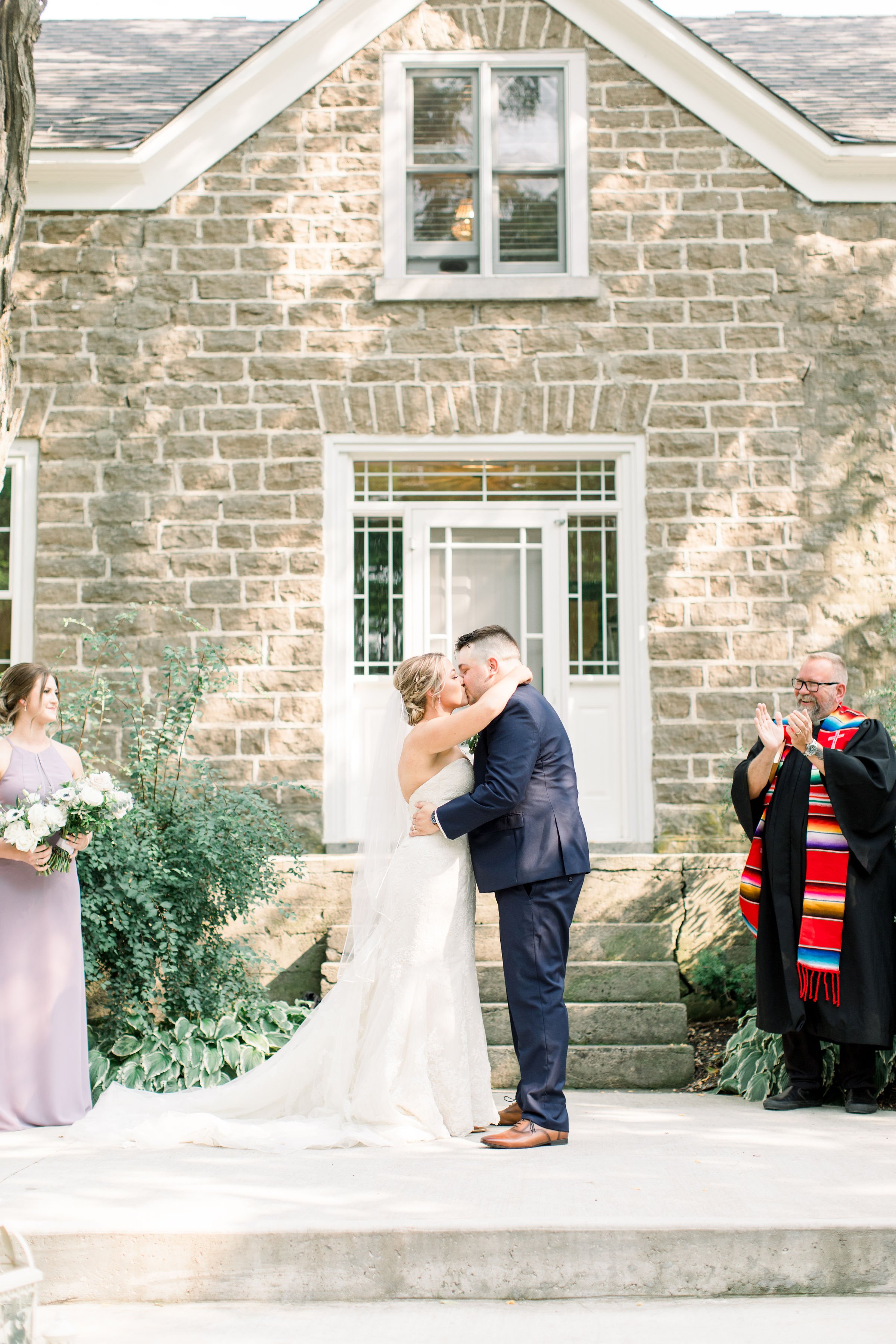  At Stonefield Estates a newlywed couple kiss at the altar captured by Chelsea Mason Photography. newlyweds kiss stone building #StonefieldEstates #Ontarioweddings #Chelseamasonphotography #Chelseamasonengagements #Ontarioweddingphotographers 