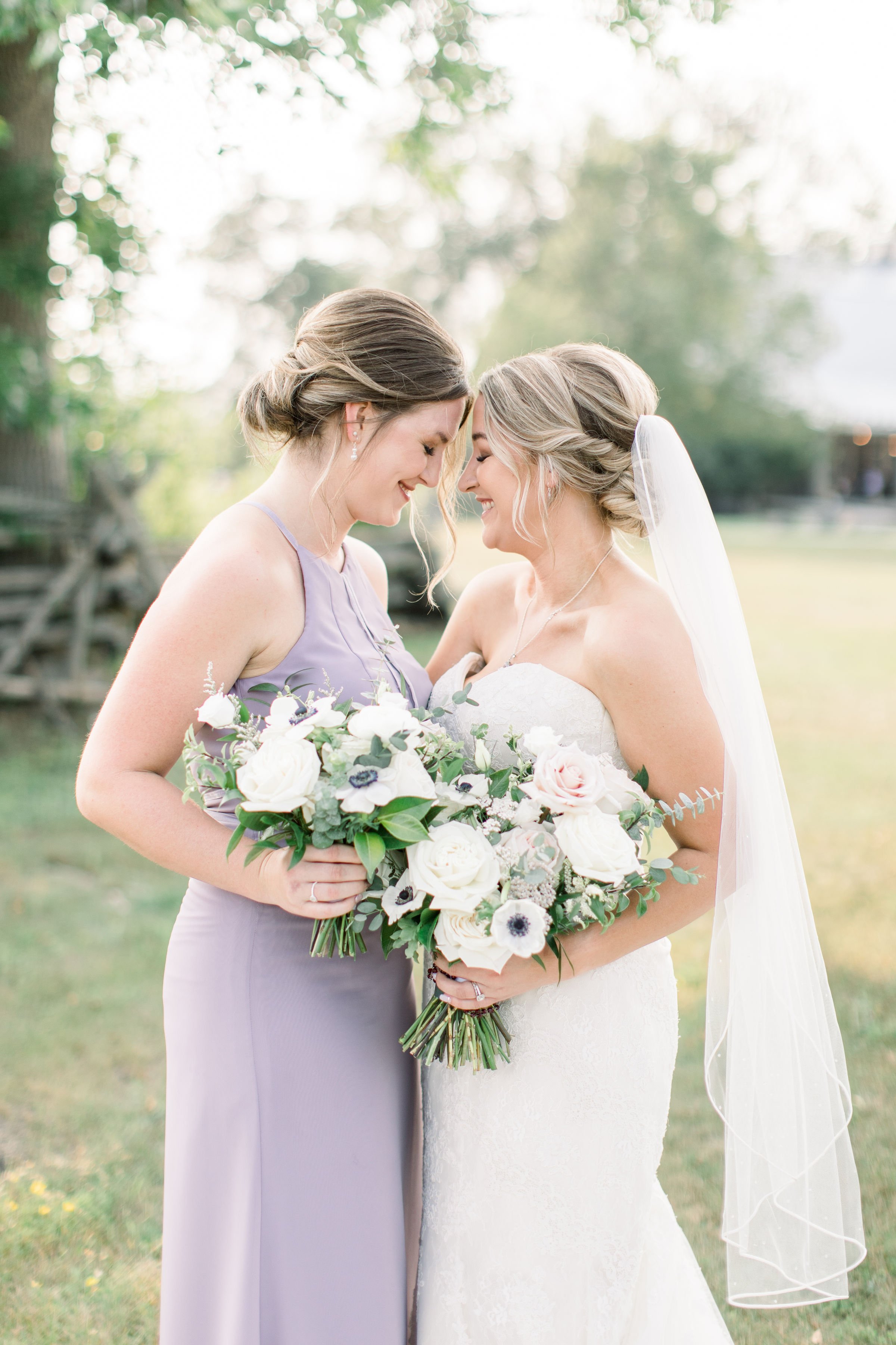  A bride and her maid of honor place their foreheads together captured by Chelsea Mason Photography. maid of honor poses #StonefieldEstates #Ontarioweddings #Chelseamasonphotography #Chelseamasonengagements #Ontarioweddingphotographers 