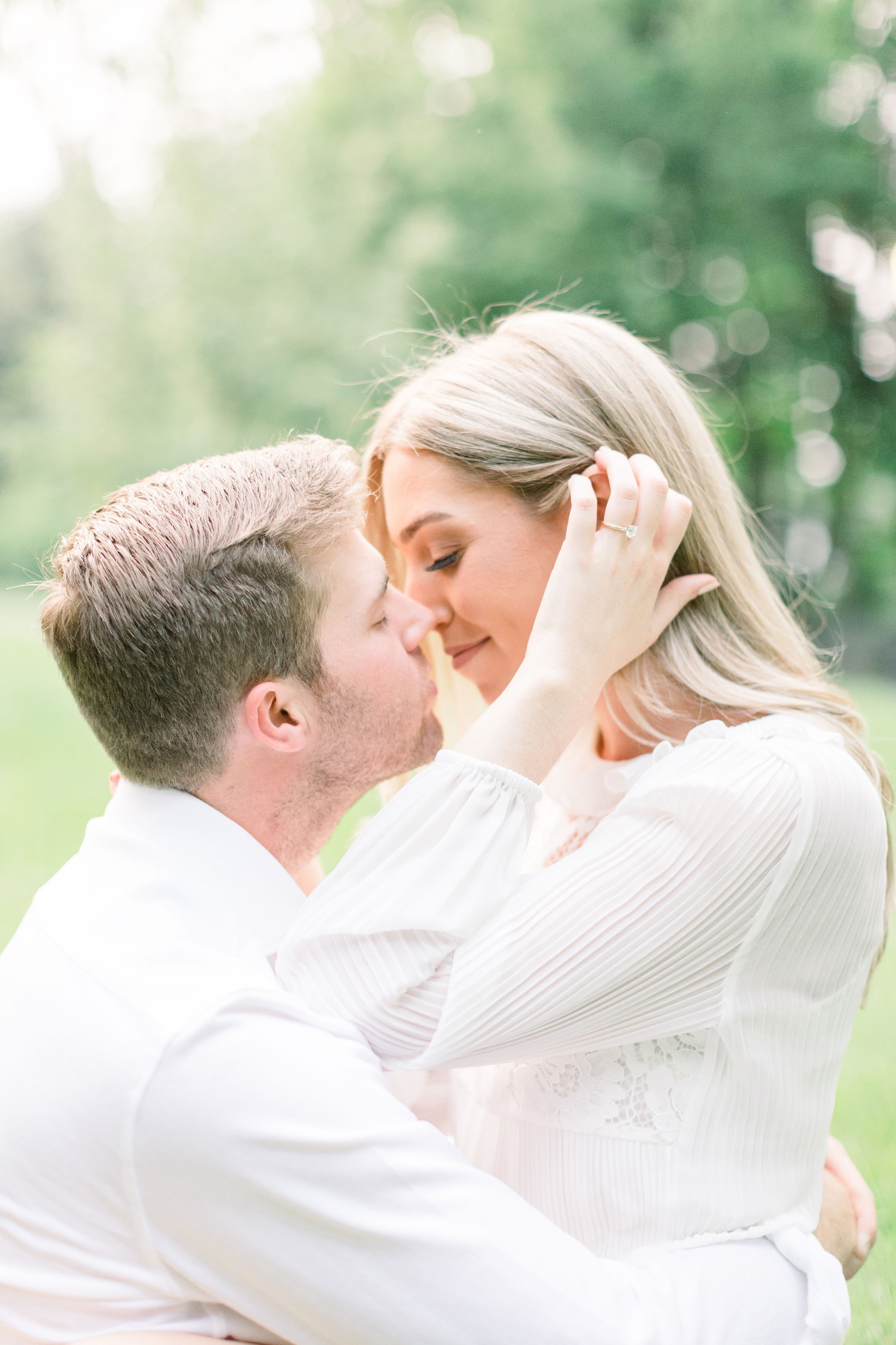 A bright and airy portrait of a man and woman kissing was captured by Chelsea Mason Photography. Ottawa bright and airy photographer #Ottawaengagements #Ottawaweddingphotographers #engagementwithdogs #ChelseaMasonPhotography #ChelseaMasonEngagements