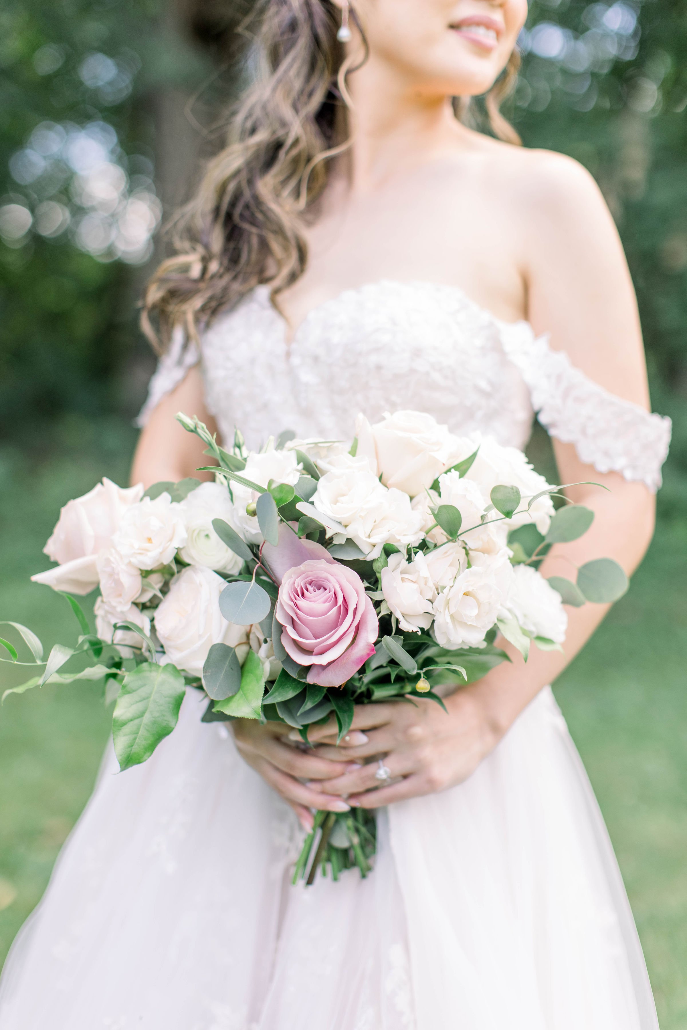  Chelsea Mason Photography captures a detailed shot of a bride wearing a lace-off-the-shoulder gown. sweetheart off the shoulder #ChelseaMasonPhotography #ChelseaMasonWeddings #DowntownOttawa #FairmontChateauLaurier #OttawaWeddings #OttawaPhotographe