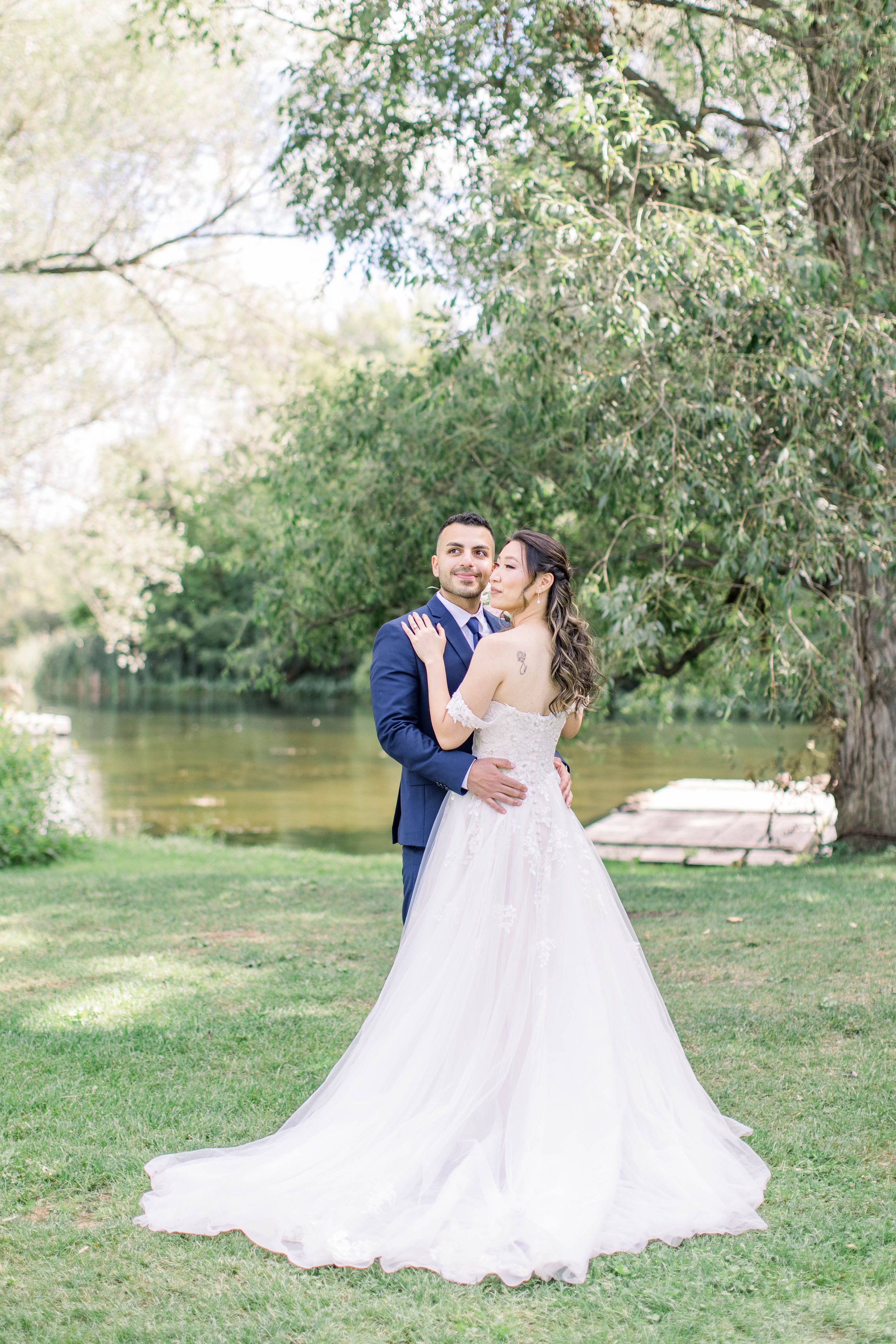  Bride and groom snuggle underneath a big green tree at the Fairmont Chateau Laurier by Chelsea Mason Photography. summer wed #ChelseaMasonPhotography #ChelseaMasonWeddings #DowntownOttawa #FairmontChateauLaurier #OttawaWeddings #OttawaPhotographers 