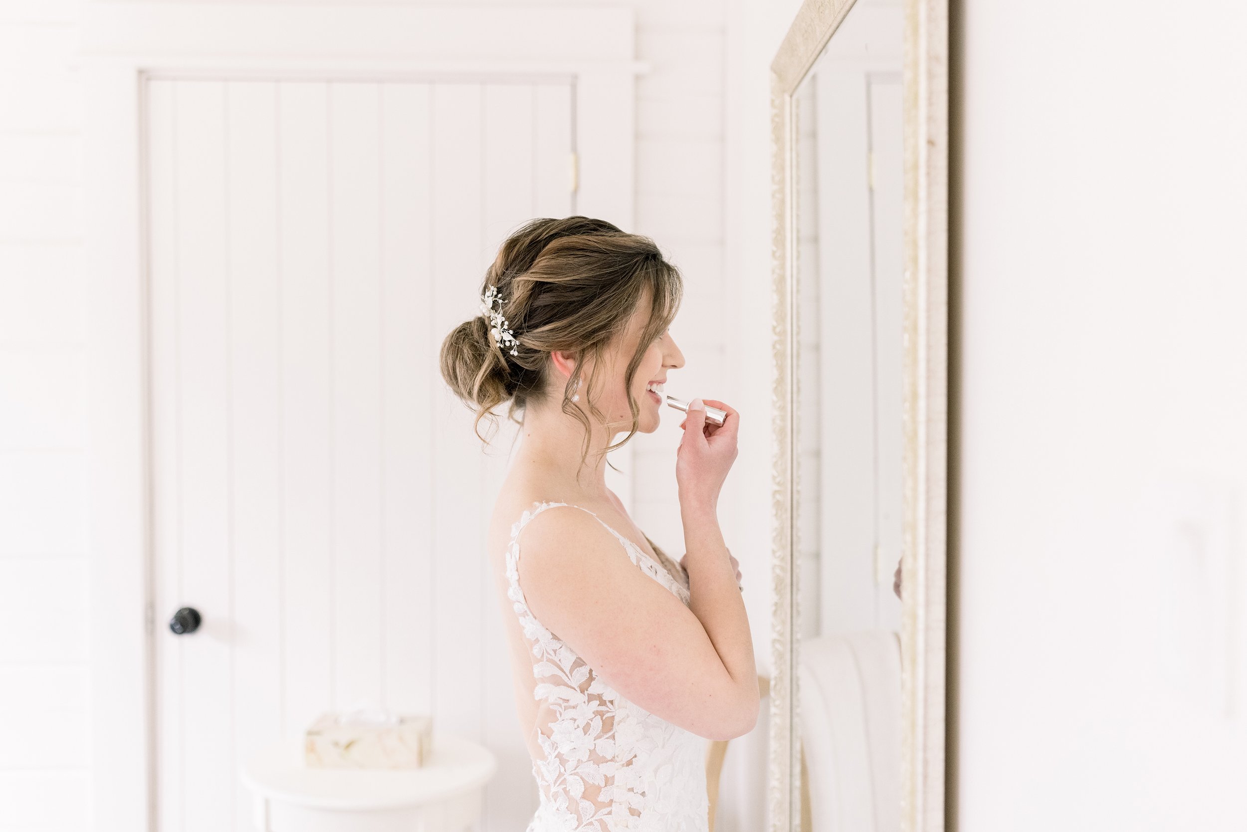  The bride applies her lipgloss in a mirror captured by wedding photographer Chelsea Mason Photography. bride gets ready lipgloss mirror #ChelseaMasonPhotography #ChelseaMasonWeddings #WakefieldWeddings #LeBelvedere #Wakefieldweddingphotographers 