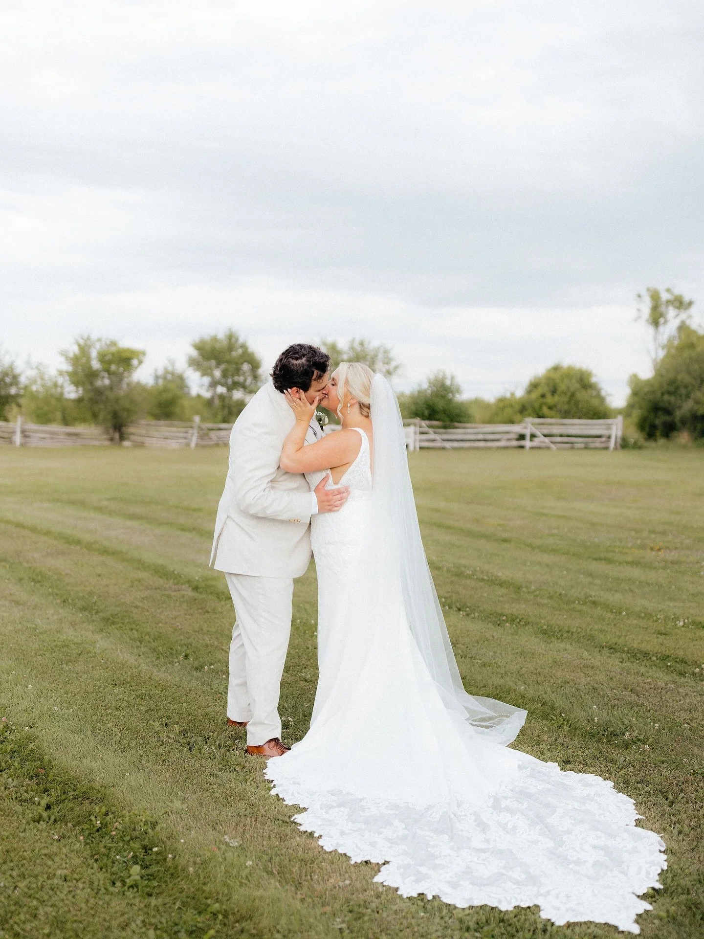 Ok enough photos of me, back to regular programming (photos of Christine) 😂🤍 this Stonefields wedding feels like just yesterday but LESS THAN A MONTH until I&rsquo;m done work for the season?!!
&bull;
Last year I had a baby during wedding season an