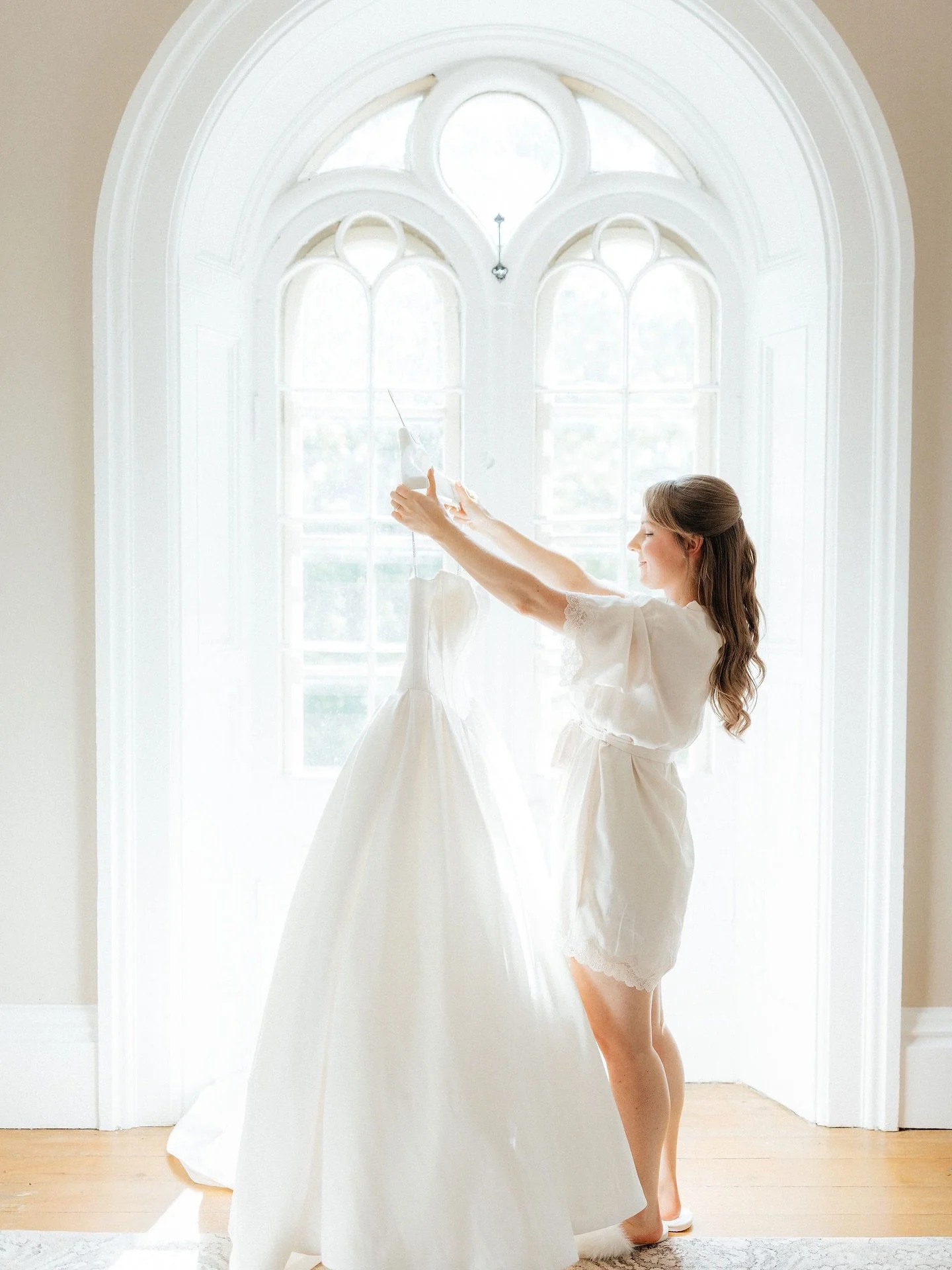 There are just some things that I do at every wedding; the bride having a moment with her dress that she probably spent hours debating is always one of them 🫶🏼
&bull;
Julianne&rsquo;s ballgown took everyone&rsquo;s breath away. She did a few custom