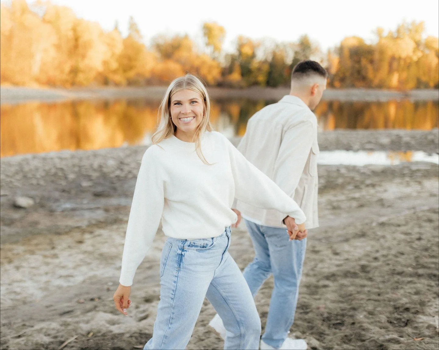 It truly feels like a CRIME having sooooooo so many beautiful galleries to share!! My brain didn&rsquo;t have room for insta posting this fall but we&rsquo;re feeling more settled and ready to share! 🧡
&bull;
Samantha and Lucas, my last engagement s