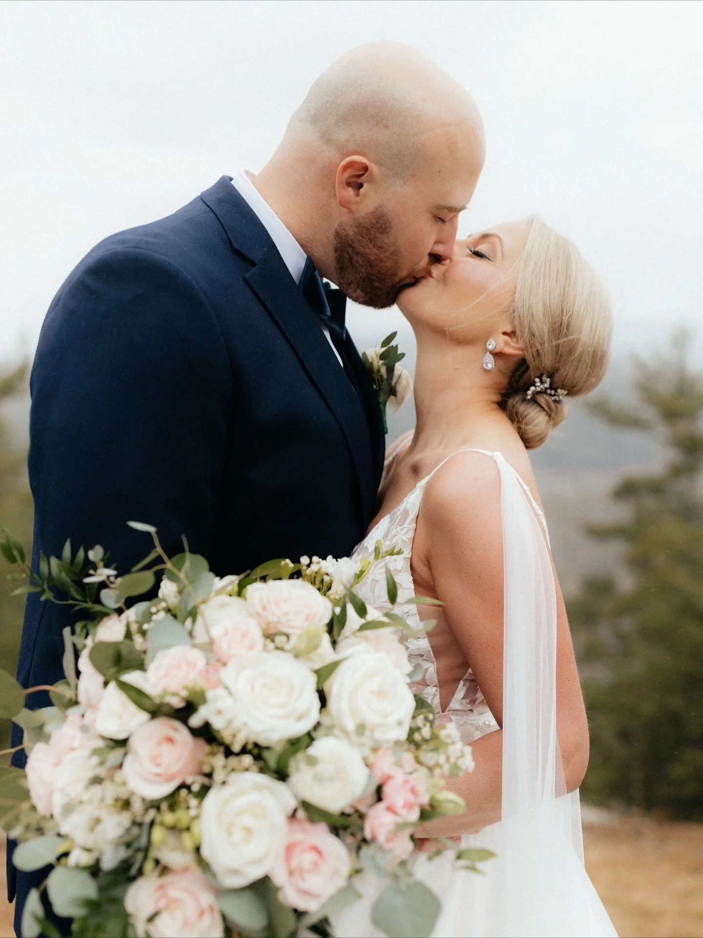 Believe it or not, Gab didn&rsquo;t want to take these photos&hellip;😬
&bull;
It was cold and rainy. I understood. Normally, I tell my couples it&rsquo;s their day and we can do whatever they want. BUT&hellip; I also always always give my couples my