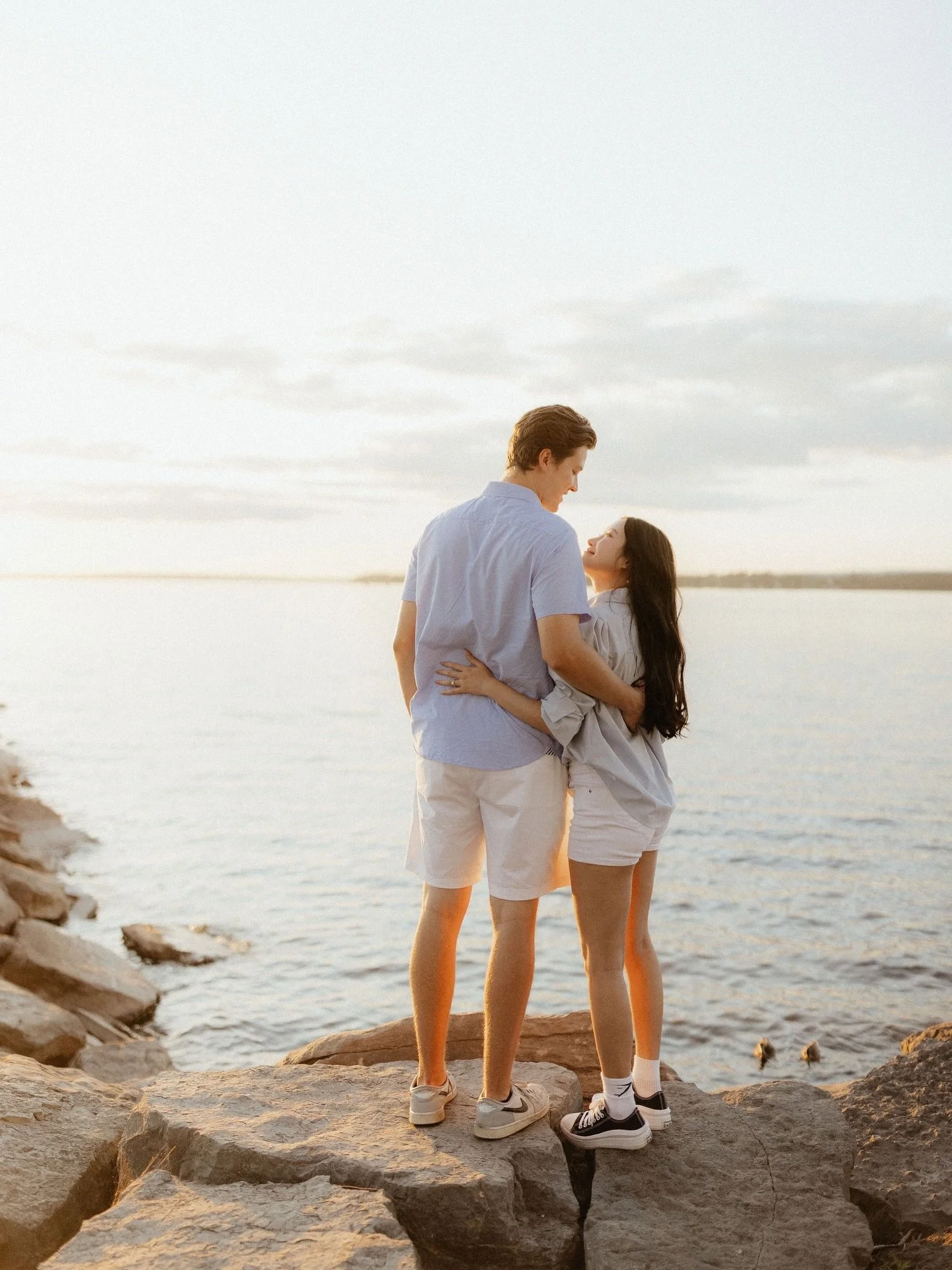 When it comes to your photobombers&hellip; ducks with butts in the air > men on seadoos🤭
&bull;
Just when I thought this set of engagements couldn&rsquo;t be any cuter (the sunset, the couple, the outfits, the location) two little ducks showed up