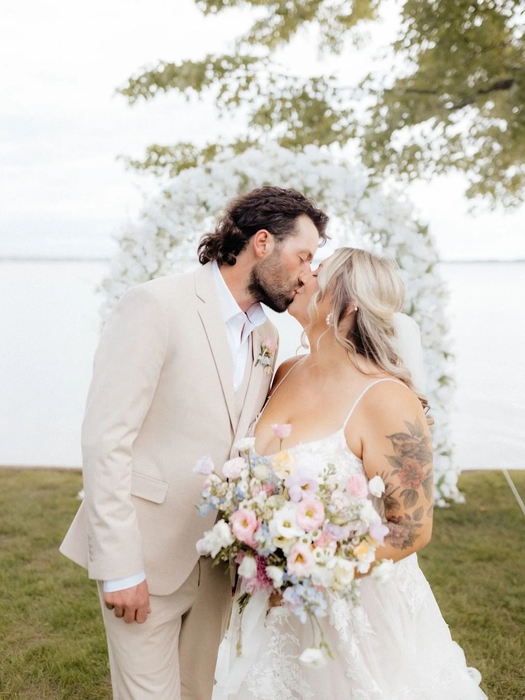 Now we don&rsquo;t pick favourites buuuuuut I was so incredibly obsessed with this floral arch in August 👀 If we were doing an arch I would want exactly this! It was so clean, full of florals and&hellip;. A rental?! A 3/3 win🌸
&bull;