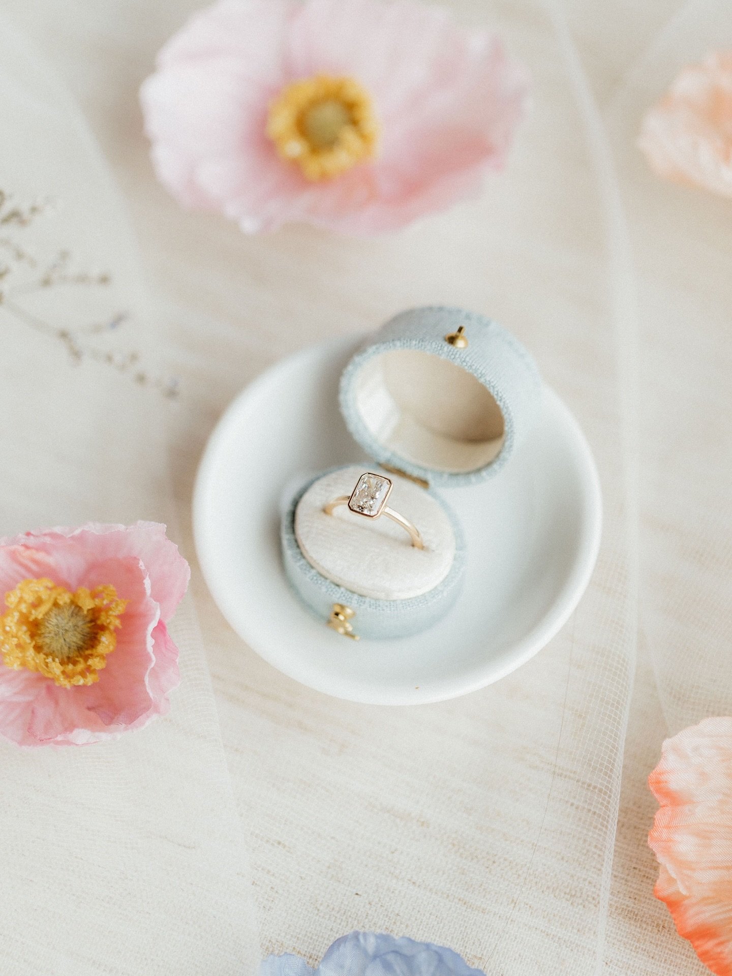 Ladies and gents. The magical emerald bezel in all her glory during her wedding day 🤍💍
&bull;
⠀⠀⠀⠀⠀⠀⠀⠀⠀