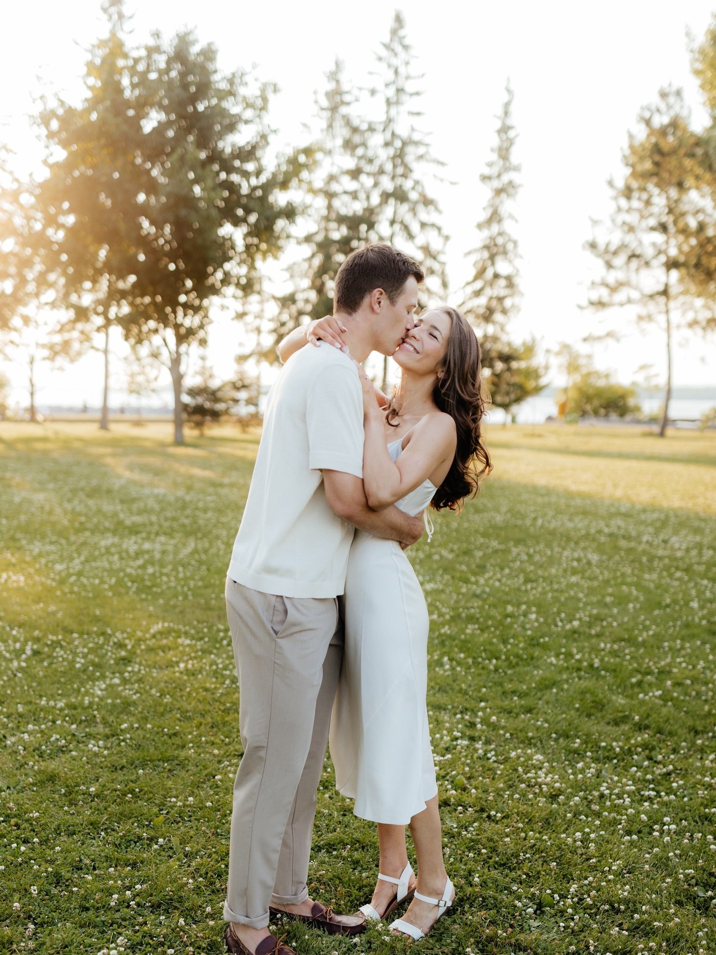 Imagine having the entire beach to yourself? Ya, neither can we 😂😂 (swipe swipe swipe)
&bull;
Even though the people are in the background, taking them out just really cleans up the photo overall! A few before + afters☺️
&bull;