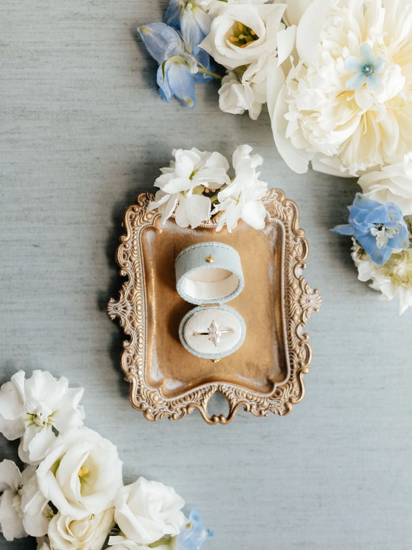 A few (and by that I mean a lot) detail shots from Julianne&rsquo;s wedding morning 🤍🩵
&bull;
⠀⠀⠀⠀⠀⠀⠀⠀⠀