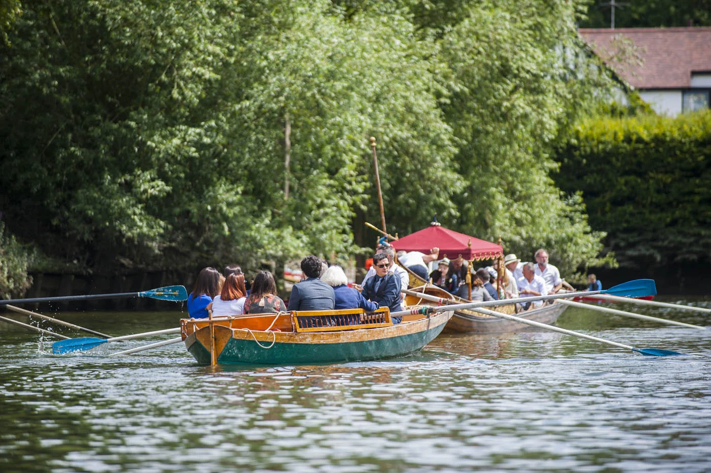 WEDDING-GUESTS-ROW-BOAT-TWICKENHAM.jpg