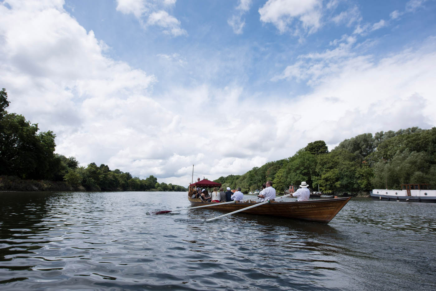 WEDDING-PARTY-ROW-BOAT-THAMES.jpg