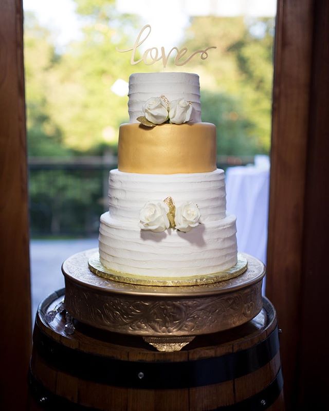 Simple but amazing!

#wedding #weddingcake #cake #sweets #dessert #weddingday #flower #edibleart #art #creation #gold #white #goldandwhite #love #creativeimpressionsphotographystudio #virginia #richmond #richmondwedding #ashtoncreekvineyard