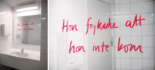 Hon fejkade att hon inte kom (She faked, she didn’t come), 2011, mirror and lipstick. Image via carolagrahn.se