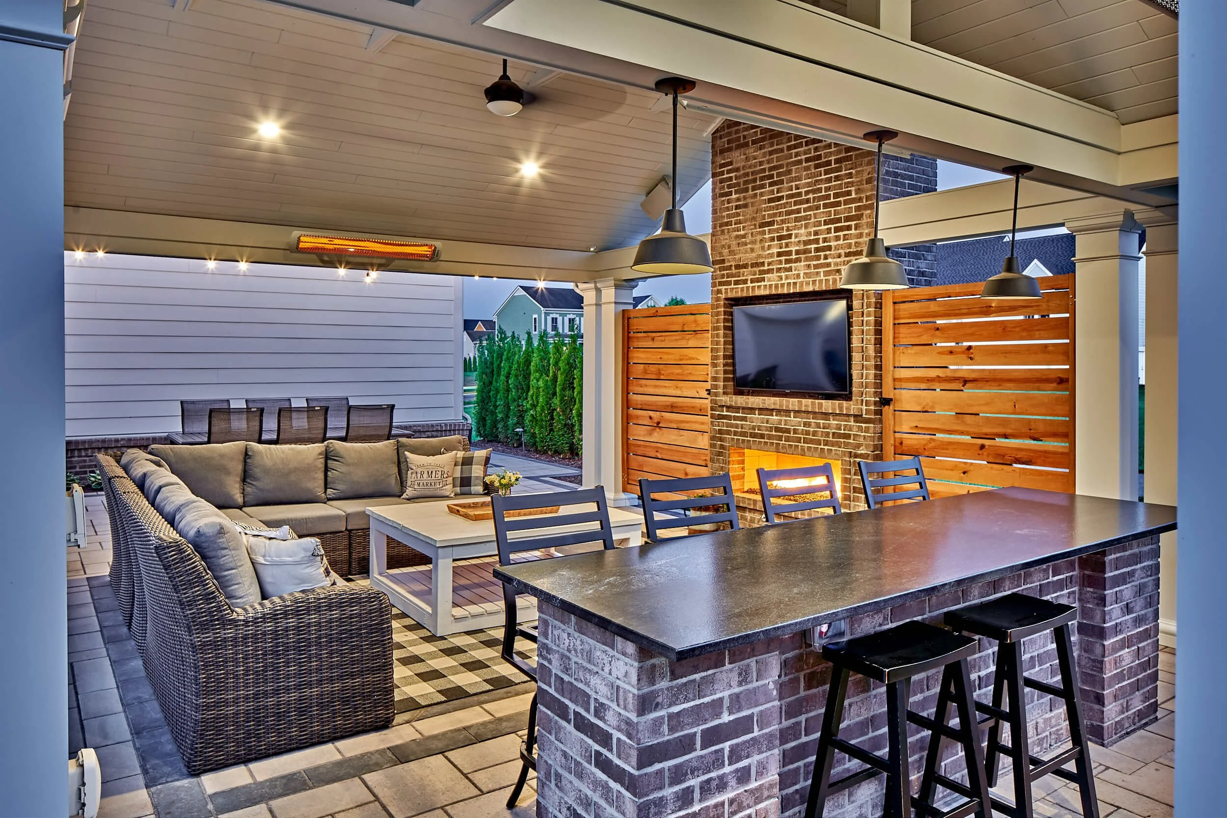 Outdoor Kitchen With Bar Ideas