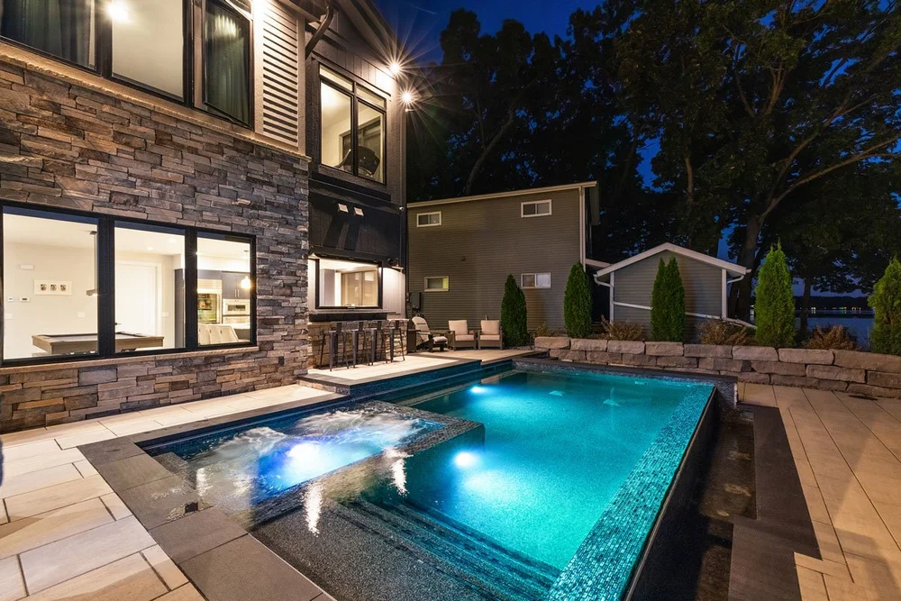 Plunge pool with hidden spa