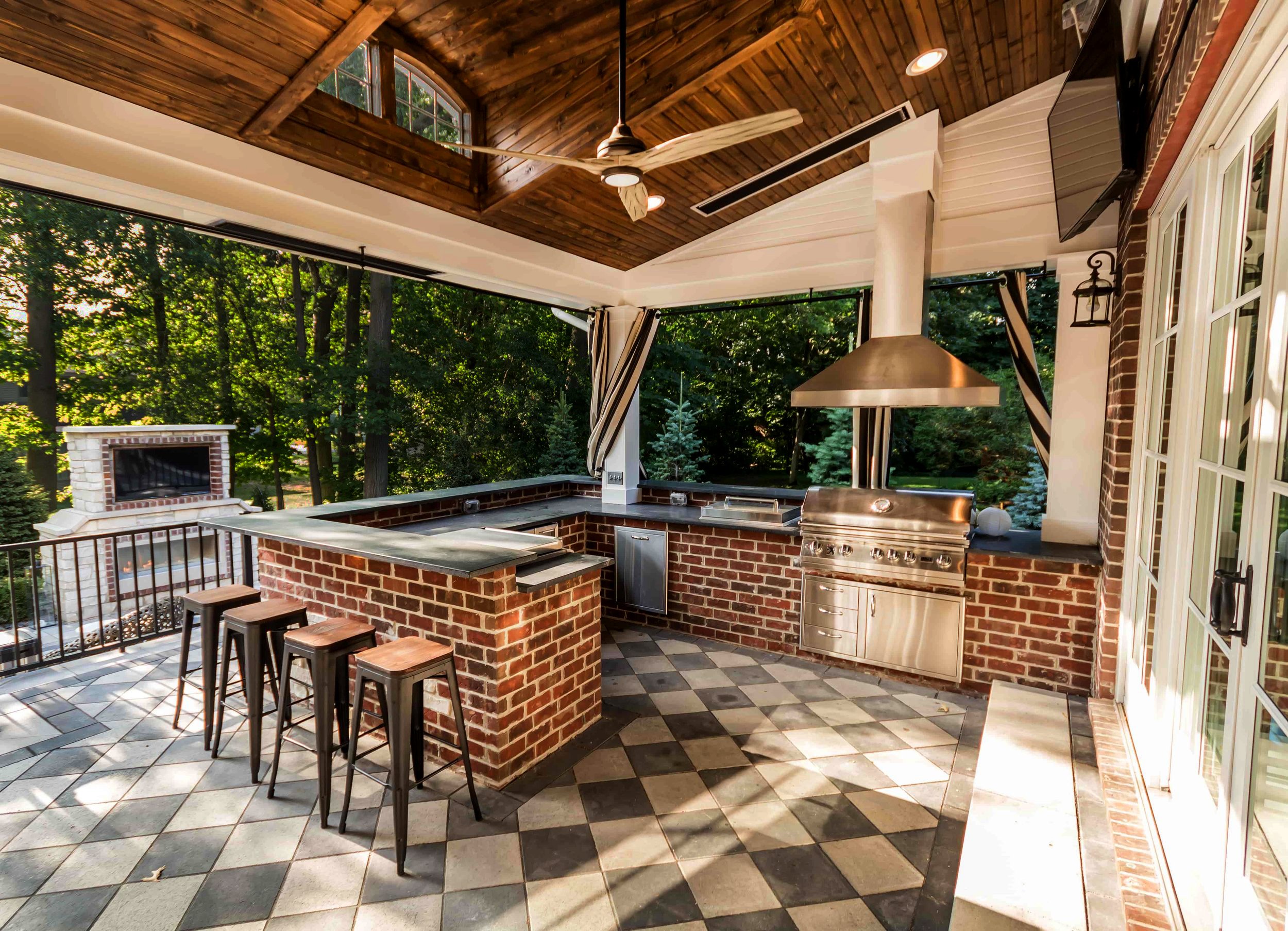 10 Luxury Outdoor Kitchens: BBQ Fans' Dream Escapes