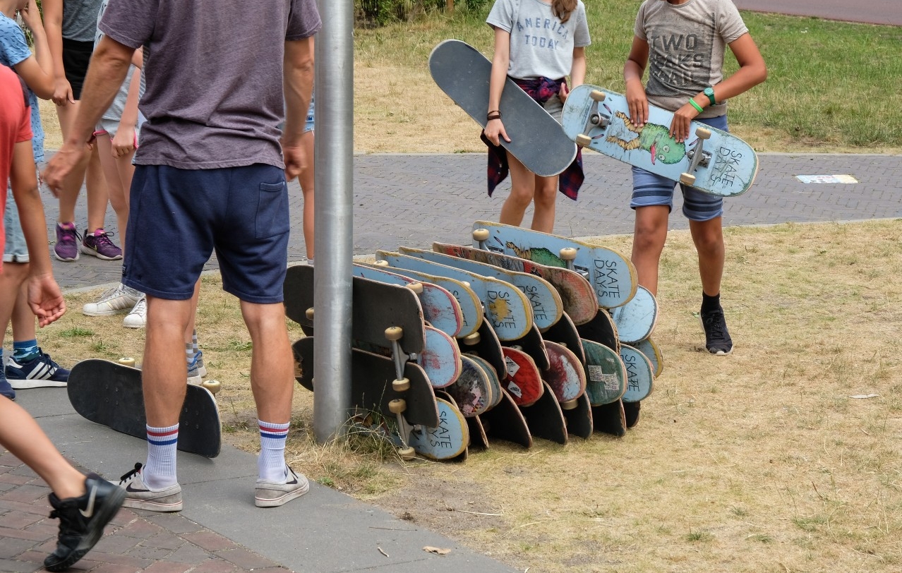 Leerlingen pakken skateboards