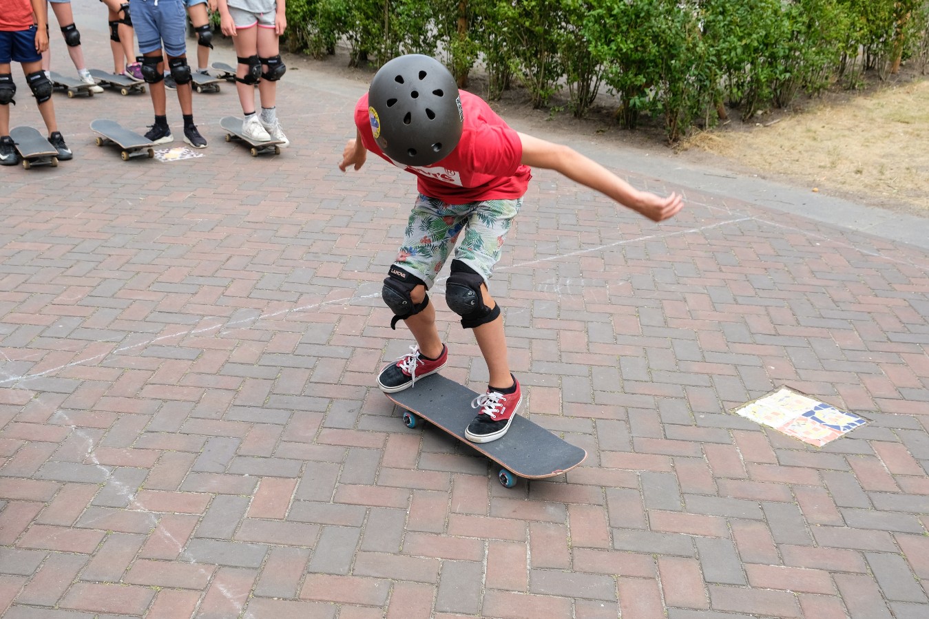 Deelnemer gaat klaarstaan voor een trick op een skateboard