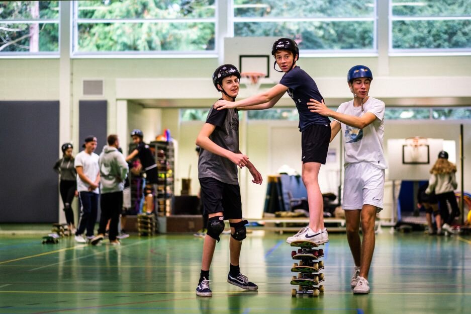 Skateboardles_met_gym_in_gymzaal_leerlingen_rijden_op_vier_skateboard_Skate_Days.jpg